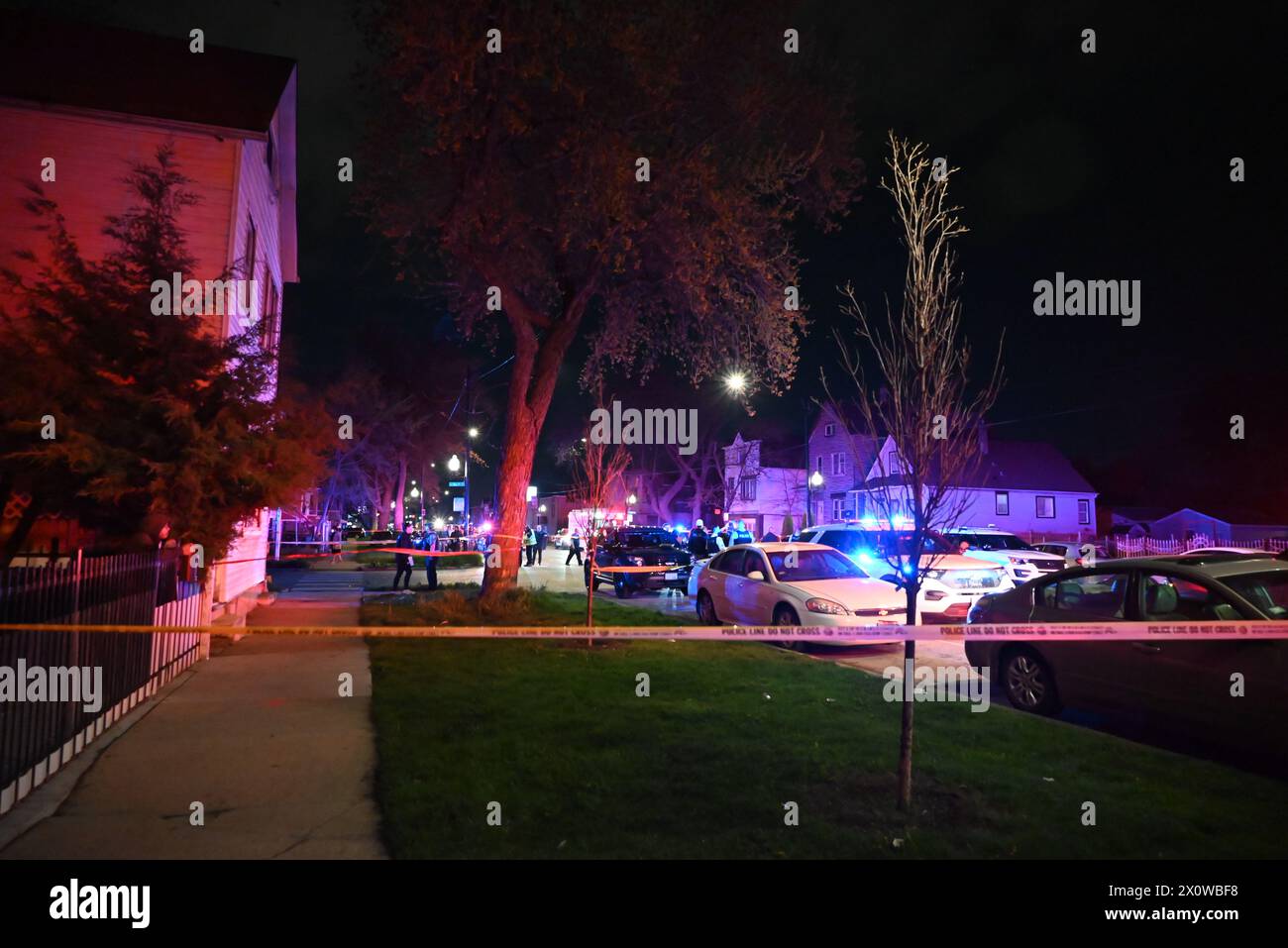 La police de Chicago, les ambulances et les véhicules d'urgence se précipitent sur les lieux d'une fusillade de masse. Huit personnes ont été abattues, dont cinq adultes et trois enfants, dans le quartier de West 52nd Street à Chicago. Les adultes qui ont été abattus varient en âge de 19 à 40 ans. Un homme hispanique de 1 an a été abattu plusieurs fois et se trouve dans un état critique, un homme hispanique de 7 ans a été abattu plusieurs fois et se trouve dans un état critique, une femme hispanique de 7 ans a reçu une balle dans la tête et a été déclarée morte. Aucun suspect n'est en détention pour le moment et la fusillade semble être liée à un gang. (Photo de Kyle Mazza / Banque D'Images