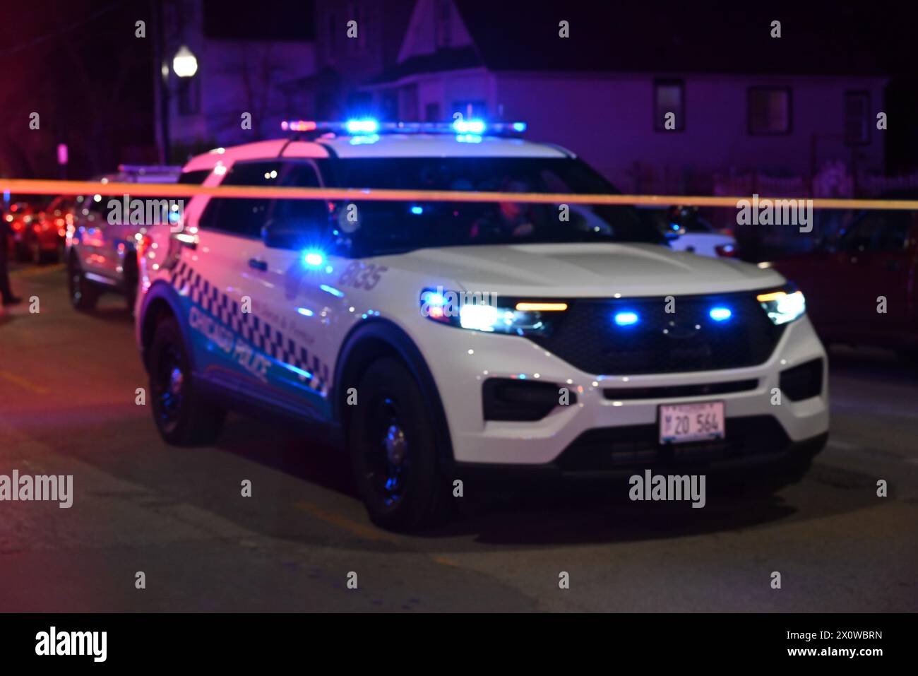 Le véhicule de la police de Chicago bloque les routes menant à la scène d'une fusillade de masse. Huit personnes ont été abattues, dont cinq adultes et trois enfants, dans le quartier de West 52nd Street à Chicago. Les adultes qui ont été abattus varient en âge de 19 à 40 ans. Un homme hispanique de 1 an a été abattu plusieurs fois et se trouve dans un état critique, un homme hispanique de 7 ans a été abattu plusieurs fois et se trouve dans un état critique, une femme hispanique de 7 ans a reçu une balle dans la tête et a été déclarée morte. Aucun suspect n'est en détention pour le moment et la fusillade semble être liée à un gang. Banque D'Images