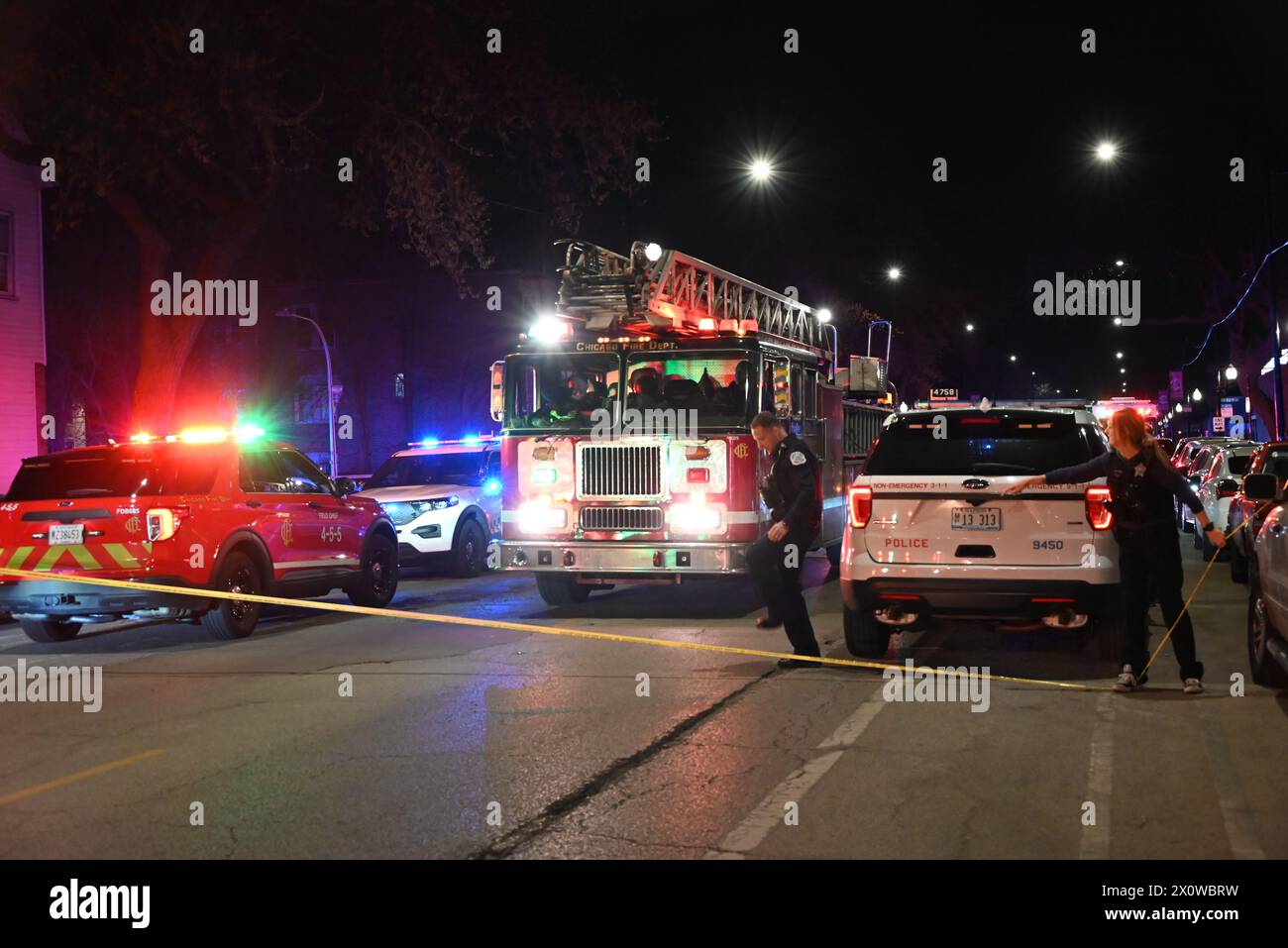 Les appareils d'urgence se précipitent sur la scène d'une fusillade de masse. Huit personnes ont été abattues, dont cinq adultes et trois enfants, dans le quartier de West 52nd Street à Chicago. Les adultes qui ont été abattus varient en âge de 19 à 40 ans. Un homme hispanique de 1 an a été abattu plusieurs fois et se trouve dans un état critique, un homme hispanique de 7 ans a été abattu plusieurs fois et se trouve dans un état critique, une femme hispanique de 7 ans a reçu une balle dans la tête et a été déclarée morte. Aucun suspect n'est en détention pour le moment et la fusillade semble être liée à un gang. Banque D'Images