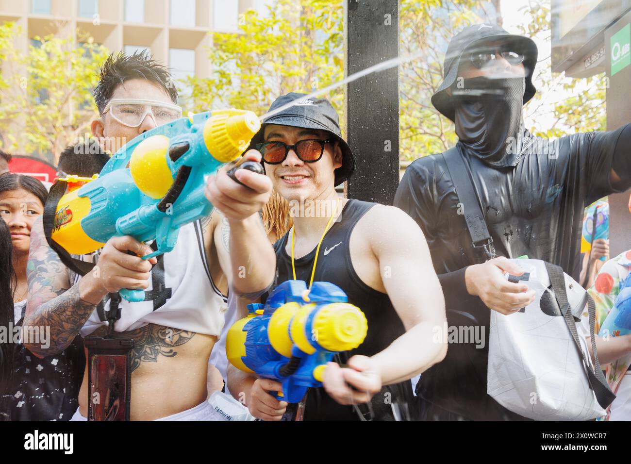 Songkran le plus grand festival mondial de l'eau. Les gens viennent pour voyager le combat d'eau le plus populaire avec pistolet à eau sur Songkran à Silom Road, Bangkok, Thaïlande Banque D'Images