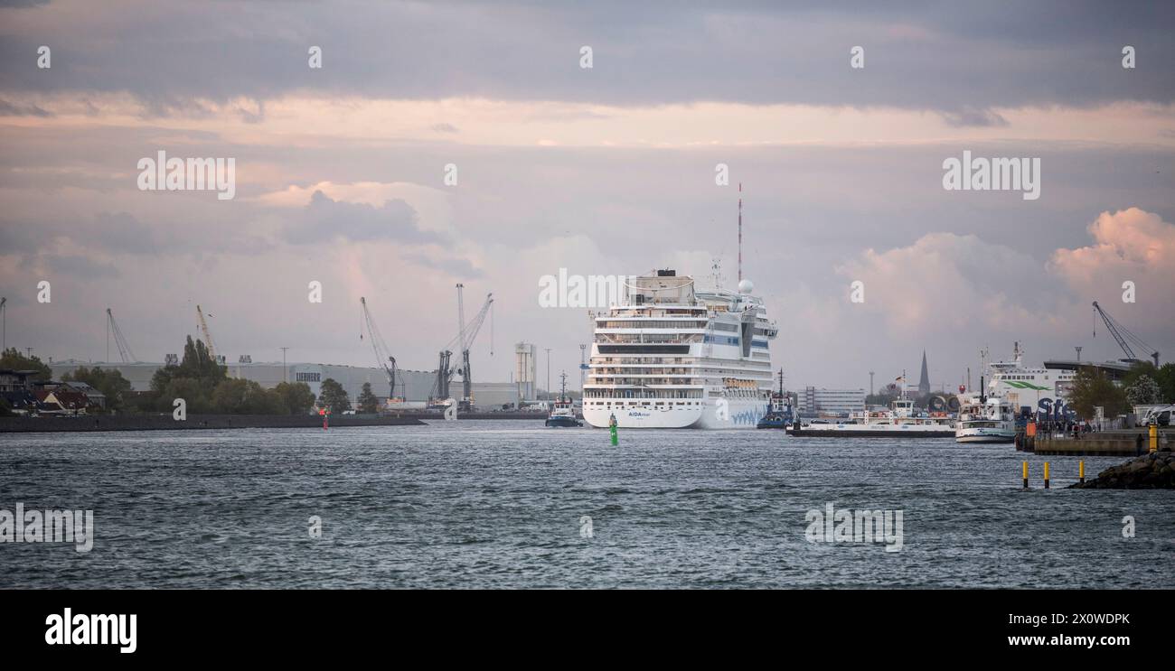 14 avril 2024, Warnemünde : le bateau de croisière AIDAmar passe le dimanche matin le canal maritime de Rostock Warnemünde. Le navire à passagers ouvre la saison des croisières de cette année à Warnemünde. La station balnéaire de la Baltique au nord est le port d'attache d'AIDA Cruises, le leader du marché de l'industrie allemande des croisières basé à Rostock. AIDAmar et AIDAdiva effectueront un total de 69 appels cette année du 14 avril au 4 novembre. Photo : Frank Hormann/dpa Banque D'Images