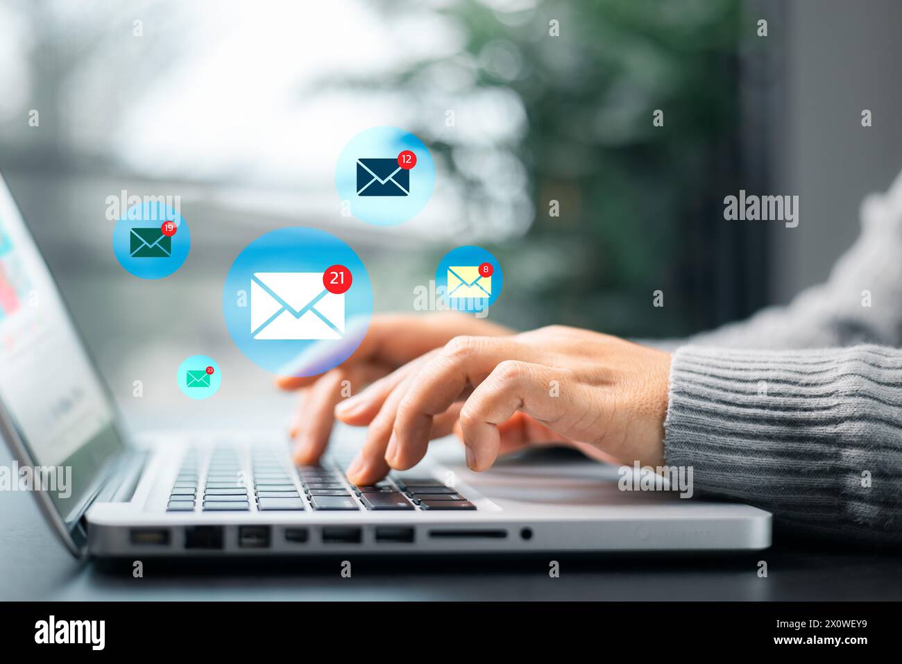 À l'ère numérique d'aujourd'hui, les médias sociaux sont devenus un outil puissant de communication d'entreprise, connectant les gens par le biais de réseaux informatiques et de plateformes Web Banque D'Images
