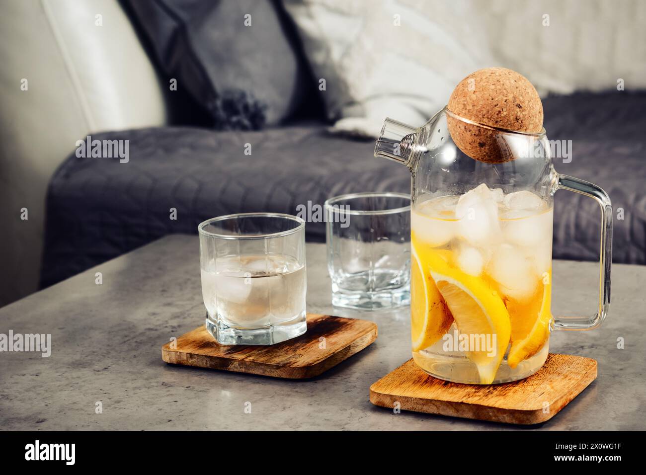Eau avec citron et glace, boisson rafraîchissante. Banque D'Images