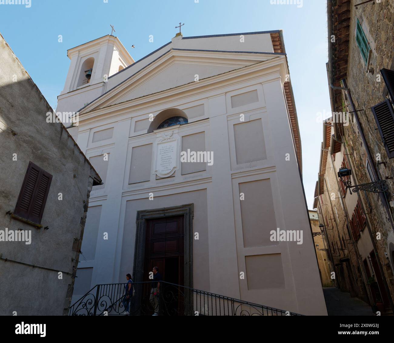 Église située dans les rues étroites de la ville de Marta, province de Viterbe, région du Latium, Italie. 13 avril 2024 Banque D'Images