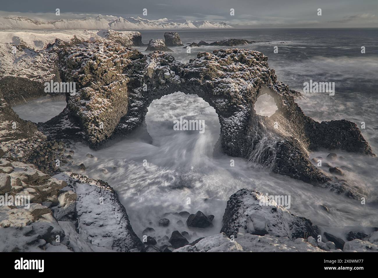 Gatklettur, arc marin naturel. Arnarstapi, Islande Banque D'Images
