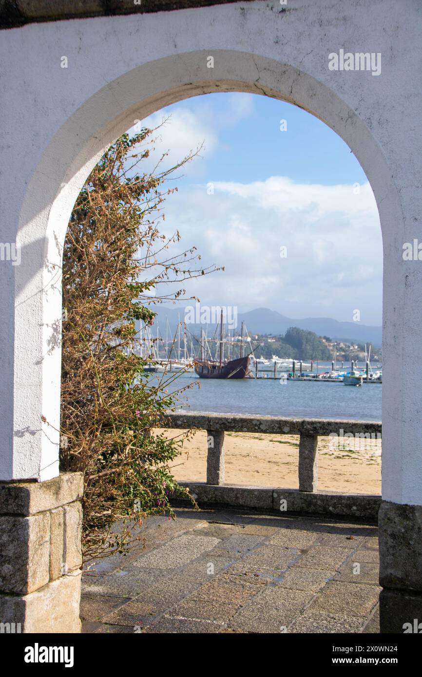 A Baiona - Espagne - le 2023 novembre - le port de la ville côtière de Galice, sur l'océan atlantique Banque D'Images