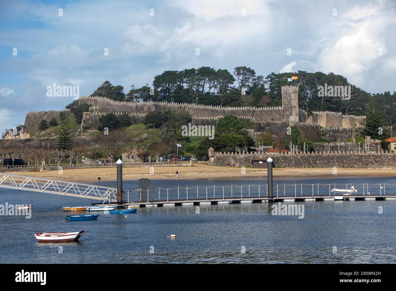 A Baiona - Espagne - le 2023 novembre - le port de la ville côtière de Galice sur l'océan atlantique Banque D'Images