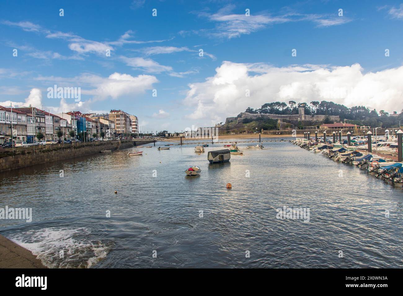 A Baiona - Espagne - le 2023 novembre - le port de la ville côtière sur l'océan atlantique Banque D'Images