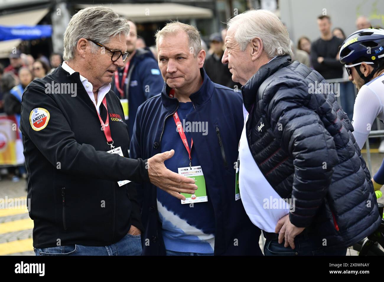 Valkenburg, pays-Bas. 14 avril 2024. Leo Van Vliet, directeur de l'Amstel Gold Race, Karl Vannieuwkerke, journaliste sportif, et Jose de Cauwer, commentateur, photographiés au départ de l'élite masculine 'Amstel Gold Race', course cycliste d'une journée, 253, à 6 km de Maastricht à Valkenburg, pays-Bas, dimanche 14 avril 2024. BELGA PHOTO DIRK WAEM crédit : Belga News Agency/Alamy Live News Banque D'Images