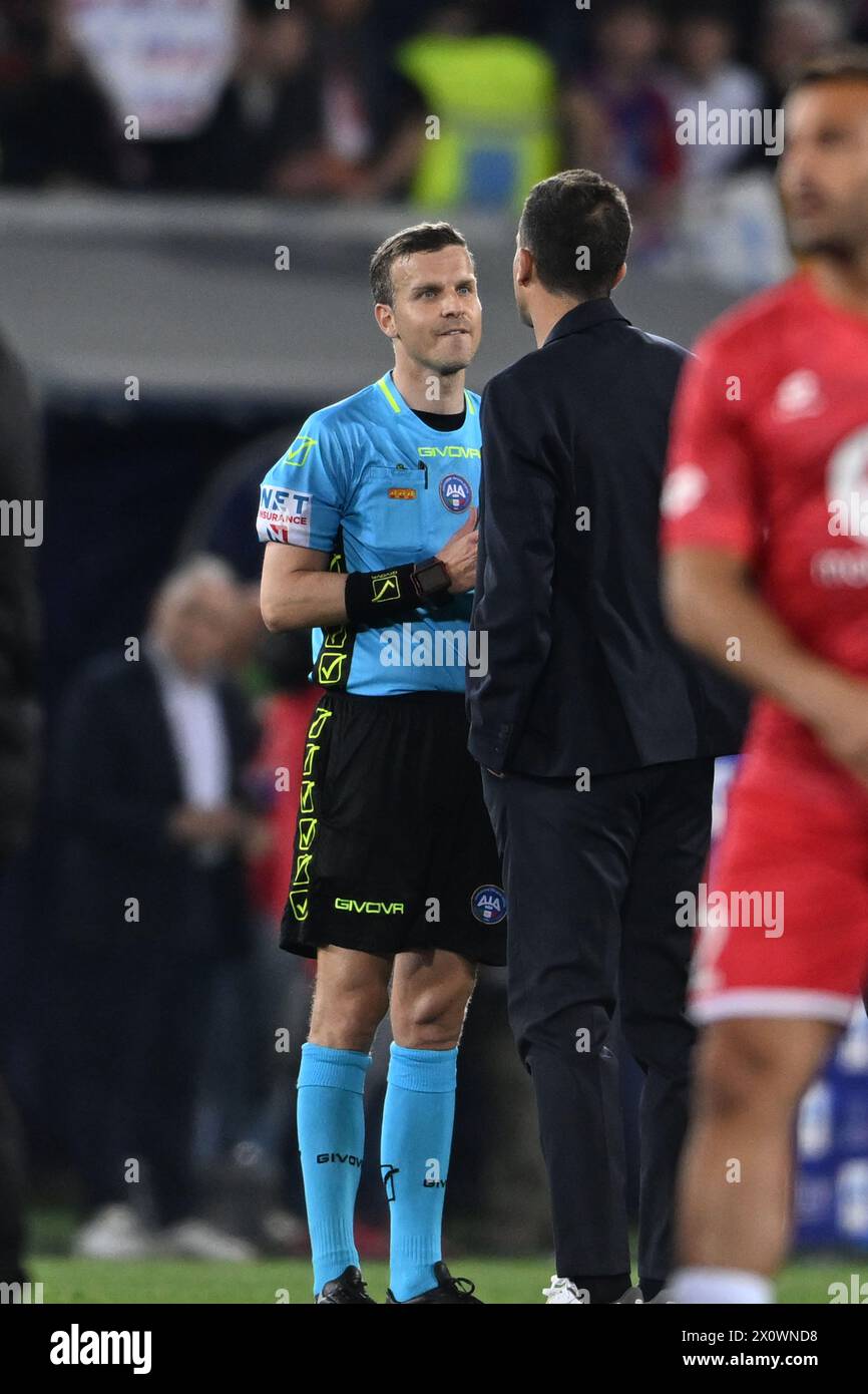 Federico la Penna (arbitre)Thiago Motta Coach (Bologne) lors du match de Serie A entre TBologne 0-0 Monza au stade Renato Dall Ara le 13 avril 2024 à Bologne, Italie. Crédit : Maurizio Borsari/AFLO/Alamy Live News Banque D'Images