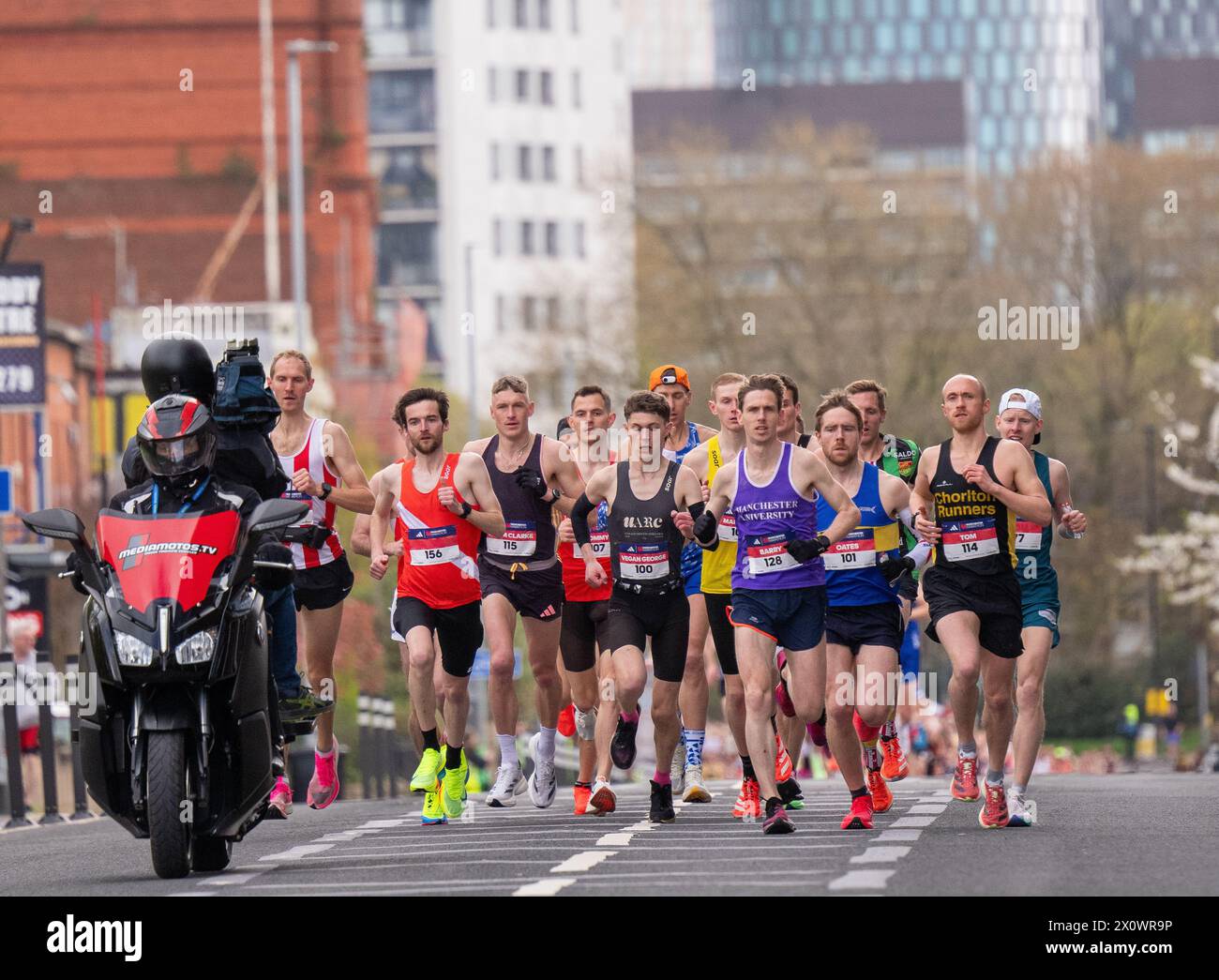 Vainqueur du marathon de Manchester 2024 Adam Clarke (numéro 115, 3ème à droite) sur Chester Road juste après le mile Mark. Avec TV Bike. Bâtiments de grande hauteur du centre de Manchester. Photo : Garyroberts/worldwidefeatures.com crédit : GaryRobertsphotography/Alamy Live News Banque D'Images Vainqueur du marathon de Manchester 2024 Adam Clarke (numéro 115, 3ème à droite) sur Chester Road juste après le mile Mark. Avec TV Bike. Bâtiments de grande hauteur du centre de Manchester. Photo : Garyroberts/worldwidefeatures.com crédit : GaryRobertsphotography/Alamy Live News Banque D'Images