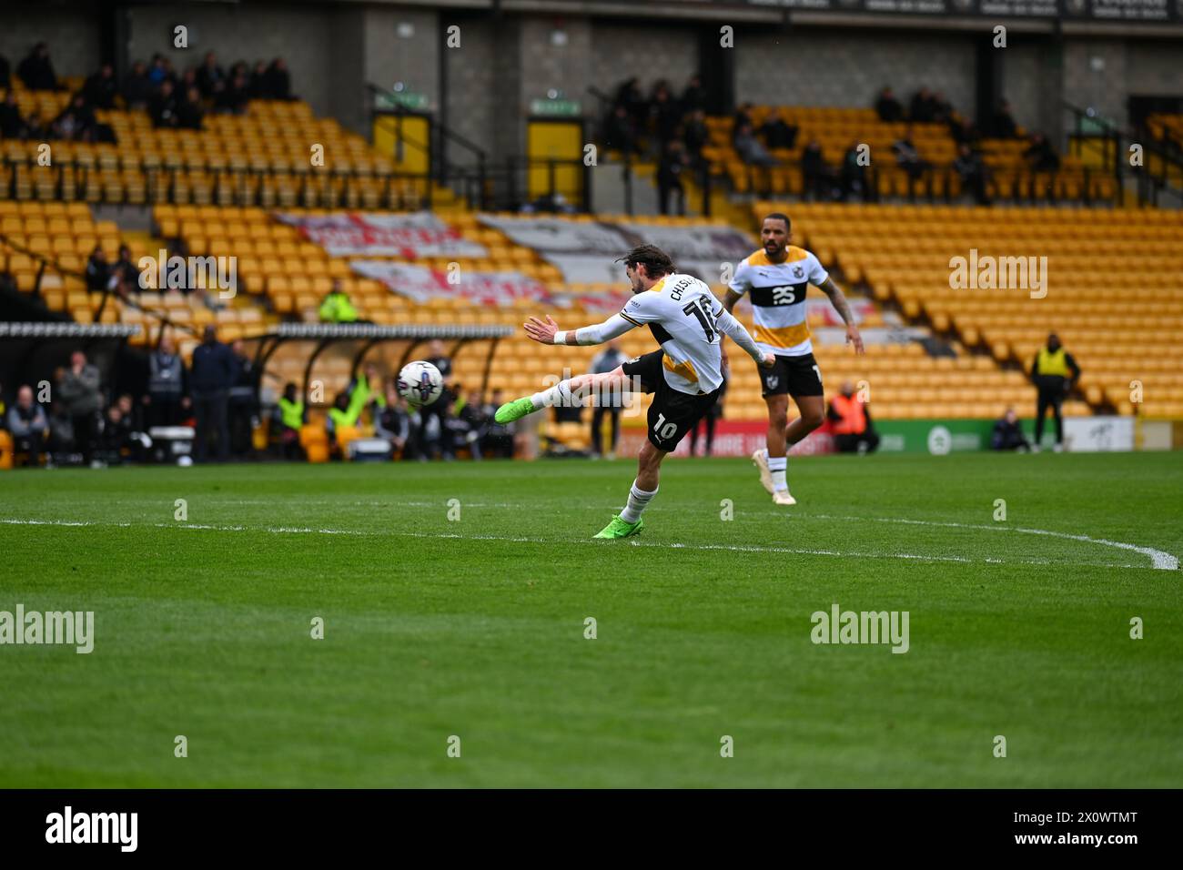 Burslem, Royaume-Uni, 13 avril 2024. Port Vale numéro 10 Ethan Chislett frappe la balle qui termine dans le filet donnant à Vale une avance de 1-0 dans le match EFL League One. Exeter a gagné 2-4. Crédit : TeeGeePix/Alamy Live News Banque D'Images