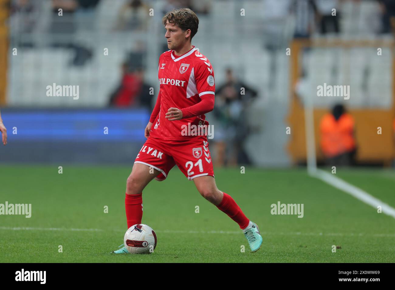 Istanbul, Turquie. 13 avril 2024. Istanbul, Turquie, 13 avril 2024 : Carlo Holse (21 Samsunspor) lors du match de football de la Super League turque entre Besiktas et Samsunspor au stade Tupras, Turquie. (EO/SPP) crédit : photo de presse sportive SPP. /Alamy Live News Banque D'Images