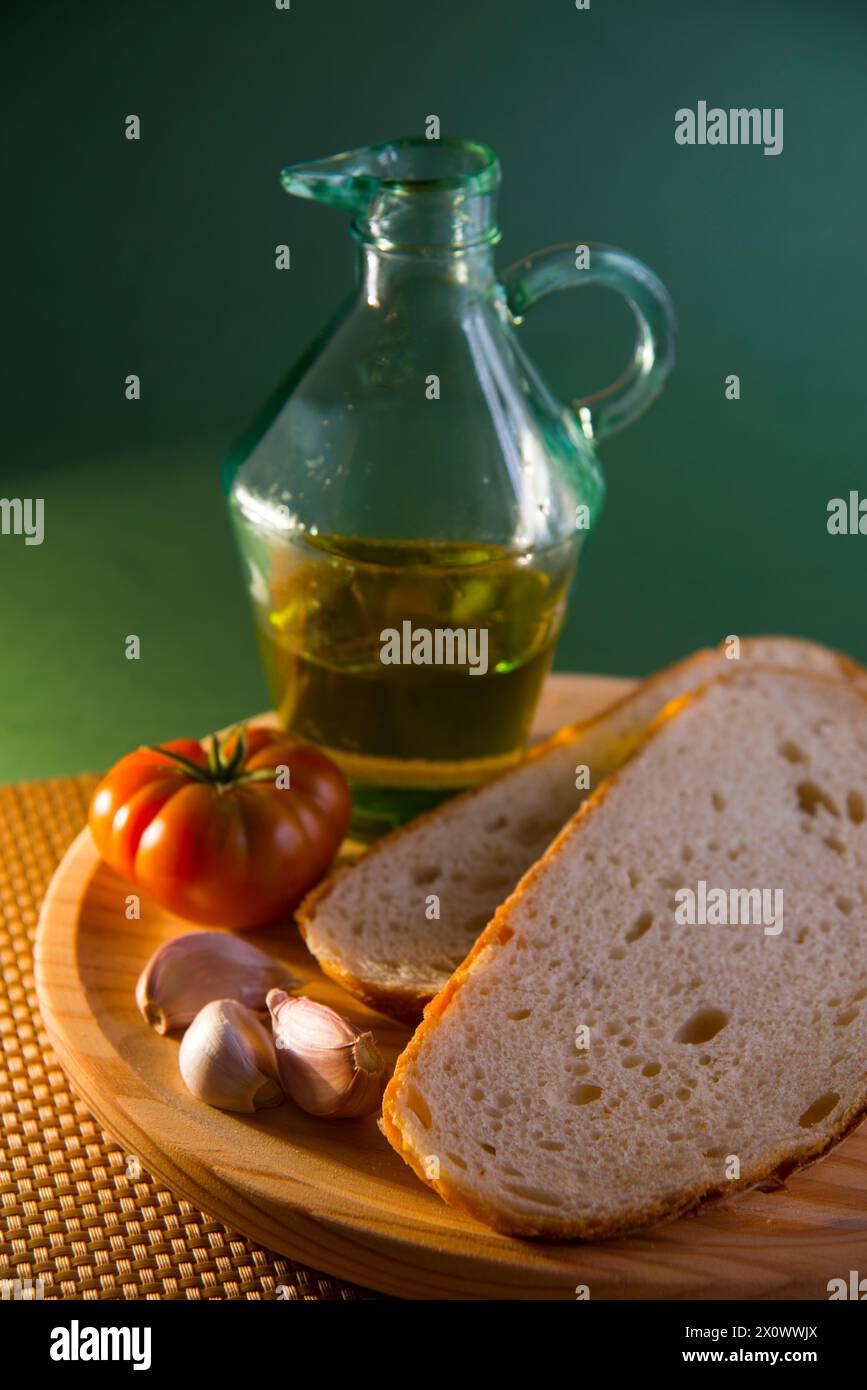 Still Life : pain, l'ail, la tomate et l'huile d'olive. L'Espagne. Banque D'Images