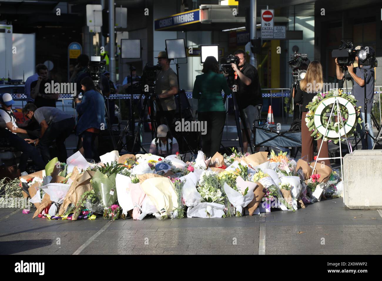 Sydney, Australie. 14 avril 2024. La scène de crime de Westfield Bondi Junction est toujours fermée par la police et les gens laissent des fleurs dans le centre commercial en face après qu'un attaquant au couteau malade mental, Joel Cauchi, 40 ans, a fait un saccage tuant 6 personnes. Crédit : Richard Milnes/Alamy Live News Banque D'Images