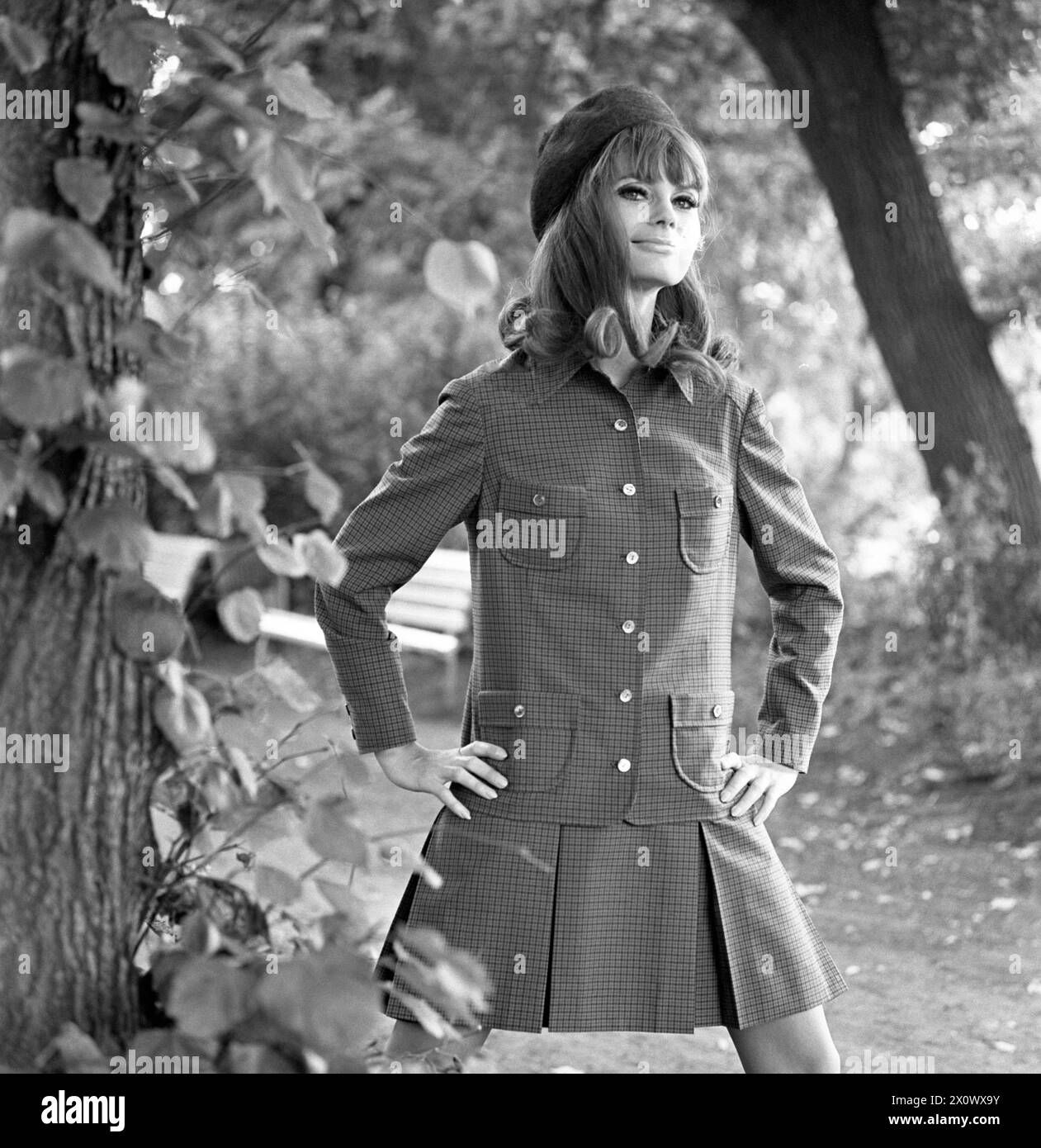 01.05.1971, Berlin, DDR - Werbeaufnahme fuer Modezeitschriften : model zeigt in einem Park die neueste Damenmode. 20-30 Jahre, 70er Jahre, Alltag, aussen, Aussenaufnahme Bekleidung, Berlin, Blick in die Kamera, Blickkontakt, Damenmode, DDR, Deutsch, Deutsche Demokratische Republik, Deutschland, Europa, europaeisch, Fashion, Frau, Fruehjahr, Fruehling, fuer Dich, RDA, Gesellschaft, Historie, historisch, Jacke, Jahreszeit, Kamerablick, Kaukasierin, kaukasisch, Kleidung, Kostuem, mannequin, Mensch, mode, Modeaufnahme, Modekollektion, modèle, Modeshooting, modisch, Natur, personne, pmscartandhistoire, Banque D'Images