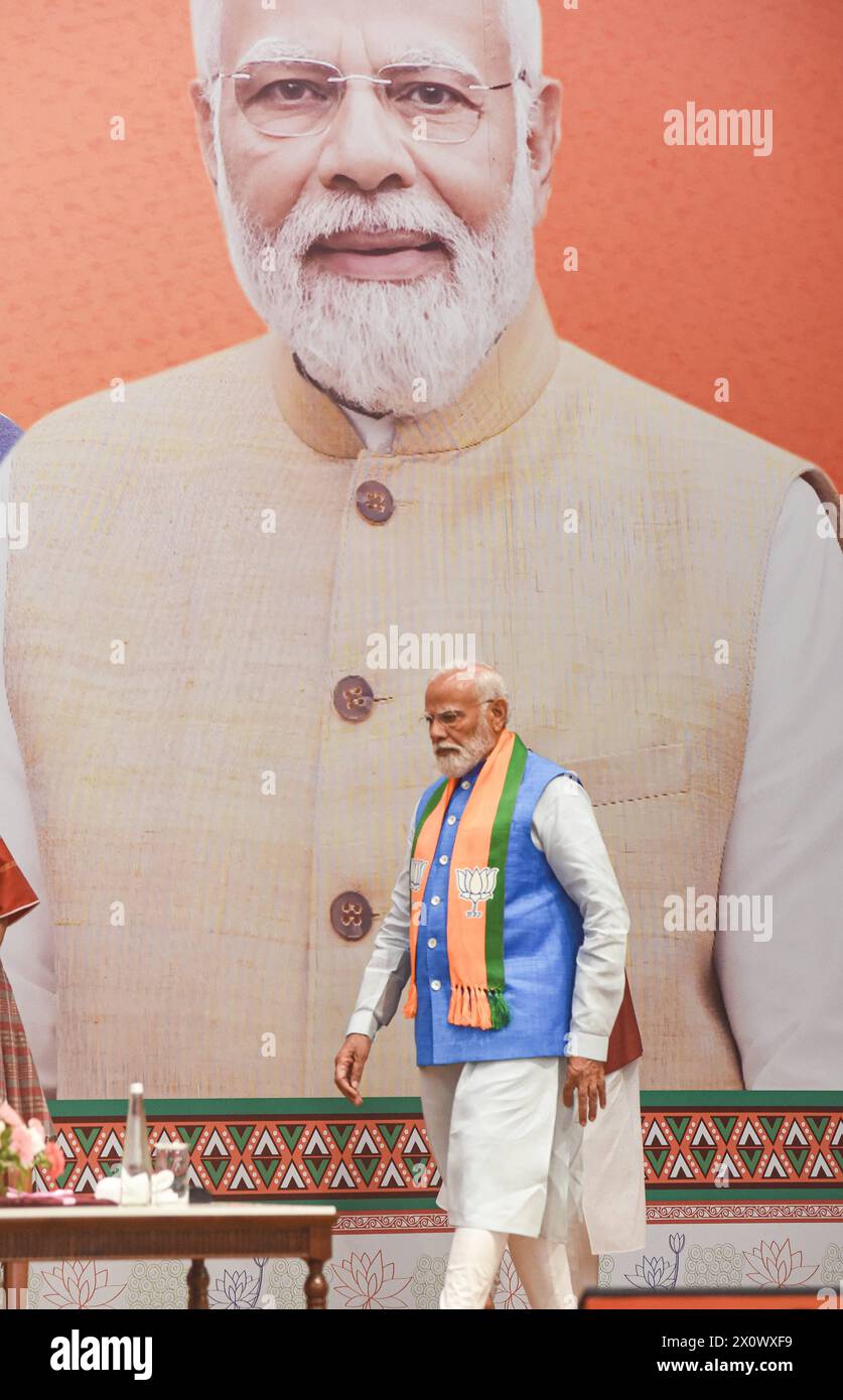 Parti au pouvoir Bhartiya Janta le BJP publie le manifeste électoral le premier ministre Narendra Modi passe devant son plus grand que la vie lors de la publication du manifeste électoral 2024 du parti à New Delhi, en Inde, le dimanche 14 avril 2024. New Delhi Delhi Inde Copyright : xSondeepxShankarx Banque D'Images