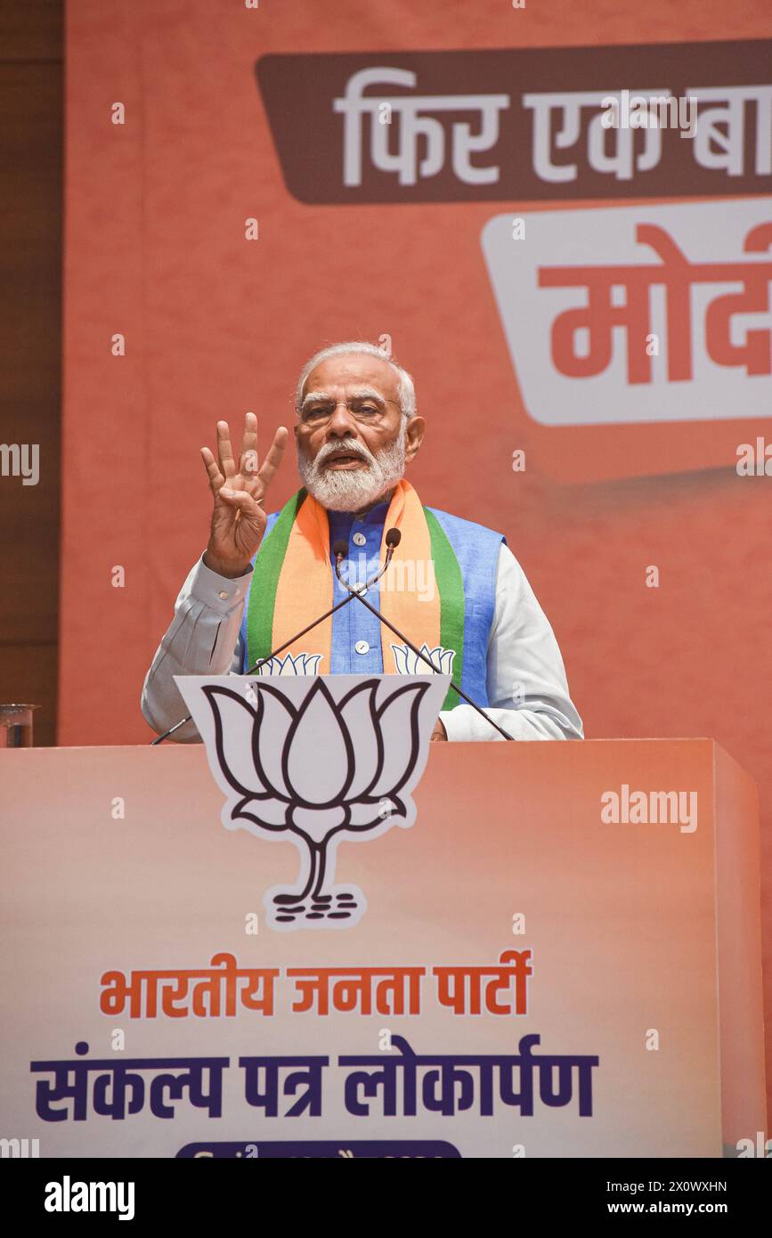 Parti au pouvoir Bhartiya Janta le BJP publie le manifeste électoral le premier ministre Narendra Modi s'adressant aux dirigeants du Parti Bhartiya Janta lors de la publication du manifeste de l élection 2024 du Parti à New Delhi, en Inde, le dimanche 14 avril 2024. New Delhi Delhi Inde Copyright : xSondeepxShankarx Banque D'Images