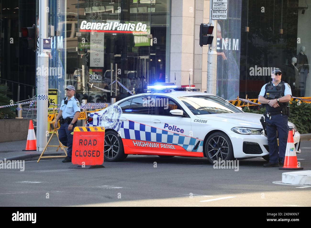 Sydney, Australie. 14 avril 2024. La scène de crime de Westfield Bondi Junction est toujours fermée par la police et les gens laissent des fleurs dans le centre commercial en face après qu'un attaquant au couteau malade mental, Joel Cauchi, 40 ans, a fait un saccage tuant 6 personnes. Crédit : Richard Milnes/Alamy Live News Banque D'Images