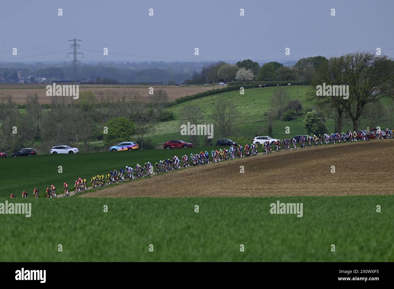 Valkenburg, pays-Bas. 14 avril 2024. Le peloton de coureurs photographié dans le paysage de Maastricht lors de la course cycliste d'une journée d'élite masculine 'Amstel Gold Race', 253, à 6 km de Maastricht à Valkenburg, pays-Bas, dimanche 14 avril 2024. BELGA PHOTO DIRK WAEM crédit : Belga News Agency/Alamy Live News Banque D'Images