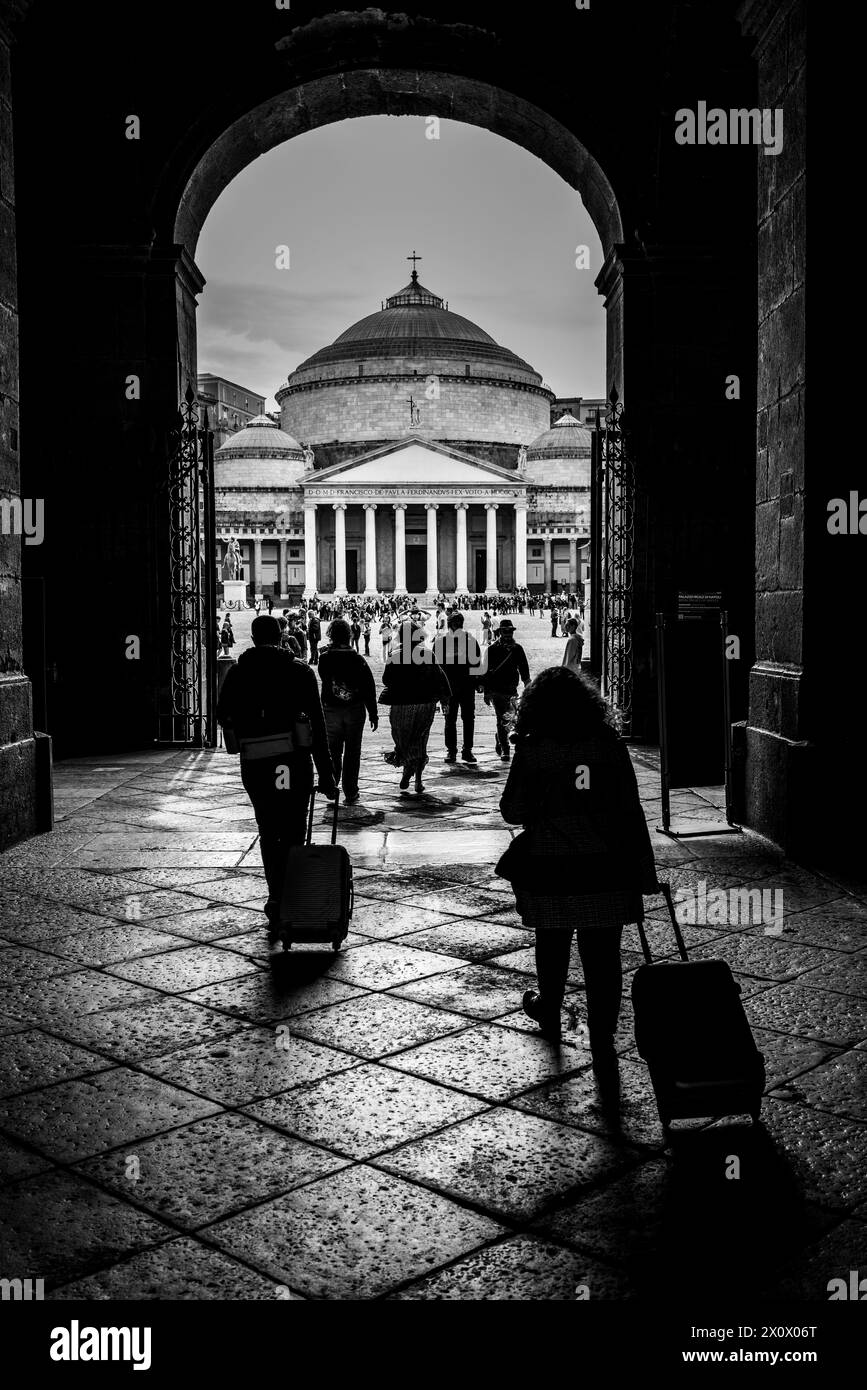 Vue vers Basilica reale pontificia di San Francesco di Paola sur la Piazza del Plebiscito depuis la porte du Palazzo Reale di Napoli. Banque D'Images