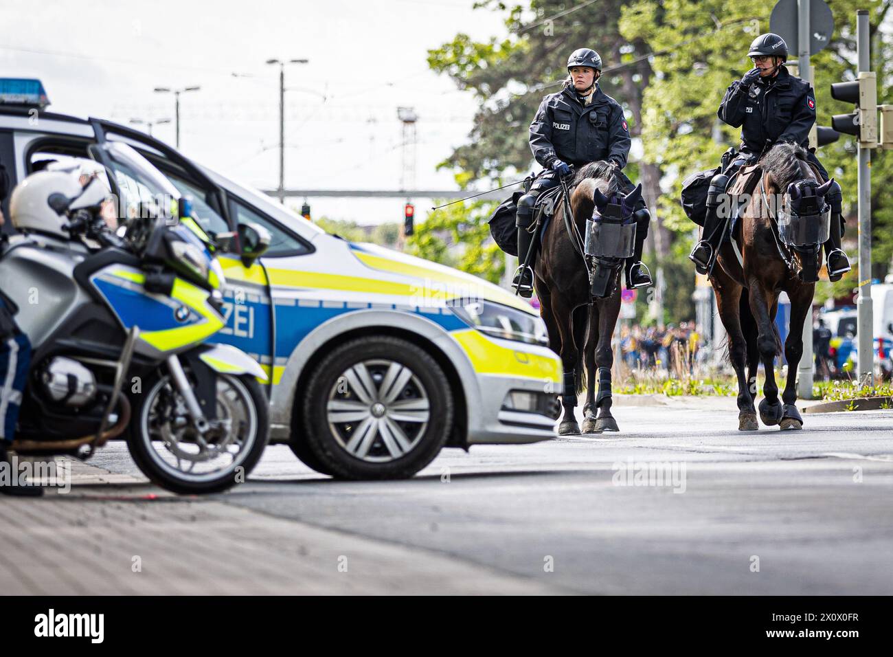 14 avril 2024, basse-Saxe, Brunswick : Football : Bundesliga 2, Eintracht Braunschweig - Hanovre 96, Journée 29, stade Eintracht. Policiers à cheval près du stade. Photo : Moritz Frankenberg/dpa Banque D'Images