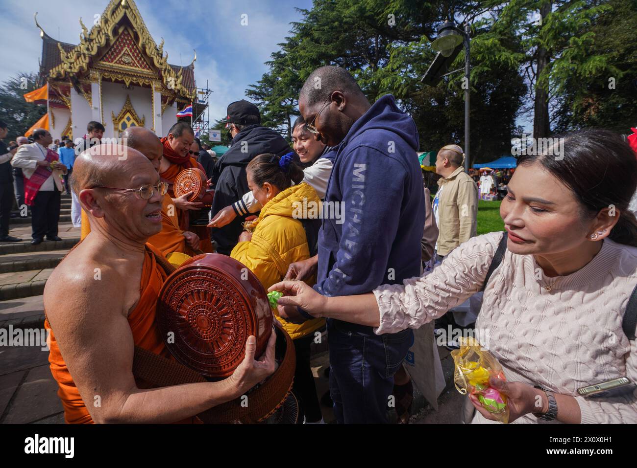 Londres 14 avril 2024 .Thai Buddihistes reçoivent des offrandes de Bienvenue au festival du nouvel an thaïlandais Annial Songkran au Temple Buddhapadipa à Wimbledon avec bénédictions et services bouddhistes. Credit : amer Ghazzal/Alamy Live News Banque D'Images