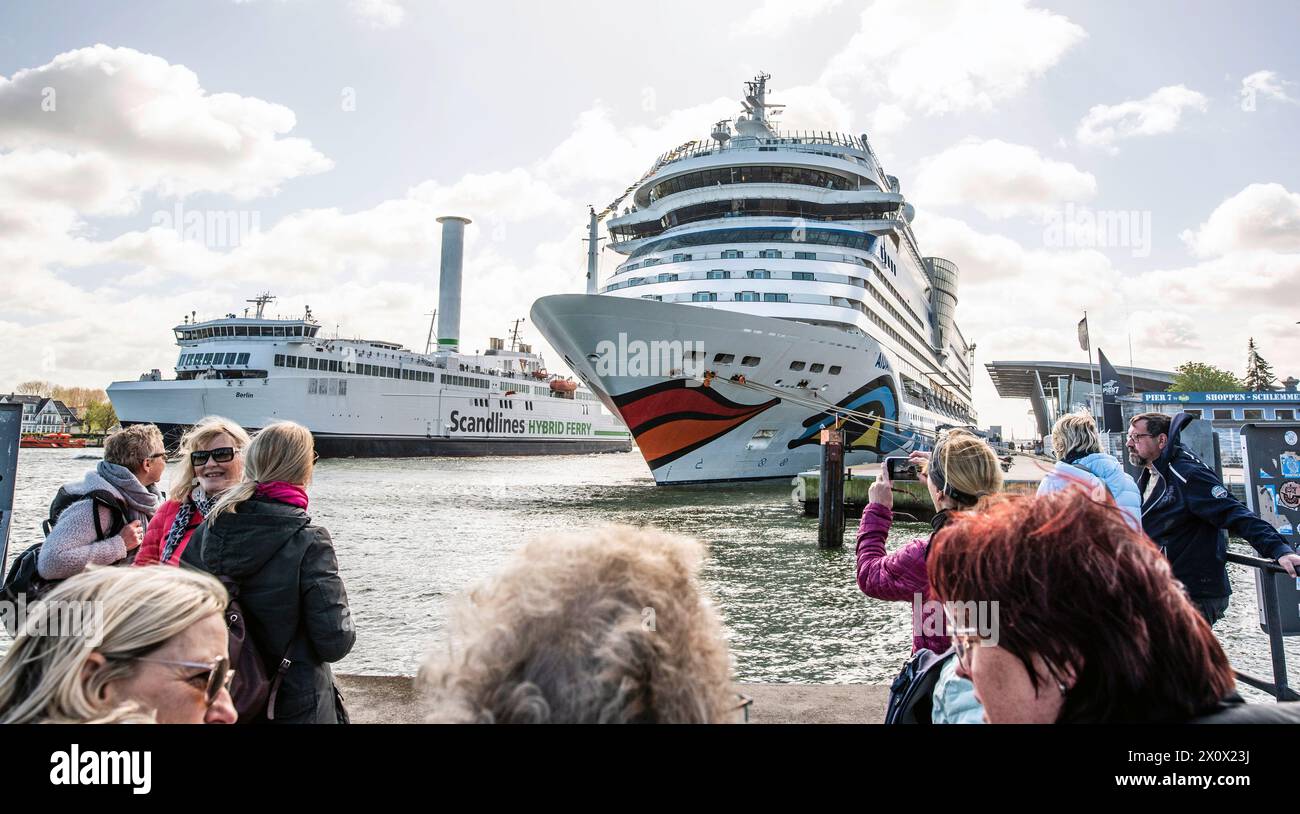 14 avril 2024, Warnemünde : les invités se promènent à une fête portuaire au port de croisière de Warnemünde. L'AIDAmar ouvre dimanche la saison des croisières de cette année à Warnemünde et célèbre le début de la saison des croisières 2024 avec une fête portuaire. La station balnéaire de la mer Baltique au nord est le port d'attache d'AIDA Cruises, le leader du marché de l'industrie allemande des croisières basé à Rostock. AIDAmar et AIDAdiva effectueront un total de 69 appels cette année du 14 avril au 4 novembre. Photo : Frank Hormann/dpa-Zentralbild/dpa Banque D'Images