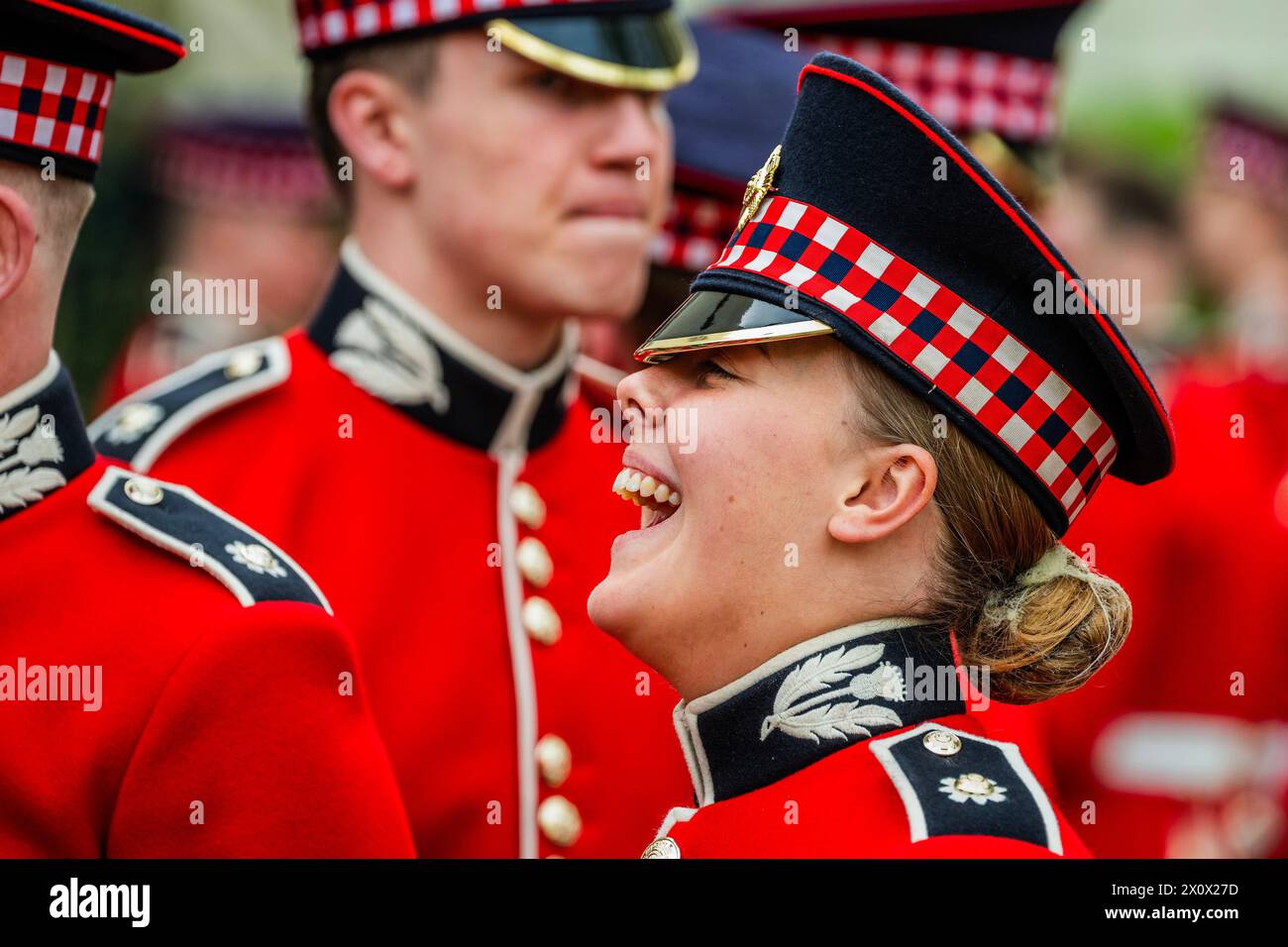 Londres, Royaume-Uni. 14 avril 2024. Guardsman Spriggs, F Company Scots Guards, la première et seule femme membre du bataillon - SAR le duc de Kent assiste à la parade du dimanche noir des Scots Guards dans sa 50e année en tant que colonel du régiment. Le défilé a eu lieu à la chapelle des gardes, au mémorial des gardes, et à Wellington Barracks, Westminster. Le dimanche noir est un moment fort de l'année pour le régiment, dont l'histoire remonte à 1642. C'est leur service annuel du dimanche du souvenir et la parade où ils rendent hommage à tous ceux qui sont allés avant, Credit : Guy Bell/Alamy Live News Banque D'Images