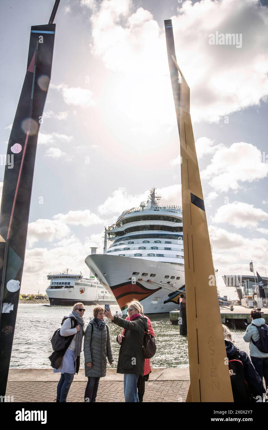 14 avril 2024, Warnemünde : les invités se promènent à une fête portuaire au port de croisière de Warnemünde. L'AIDAmar ouvre dimanche la saison des croisières de cette année à Warnemünde et célèbre le début de la saison des croisières 2024 avec une fête portuaire. La station balnéaire de la mer Baltique au nord est le port d'attache d'AIDA Cruises, le leader du marché de l'industrie allemande des croisières basé à Rostock. AIDAmar et AIDAdiva effectueront un total de 69 appels cette année du 14 avril au 4 novembre. Photo : Frank Hormann/dpa-Zentralbild/dpa Banque D'Images