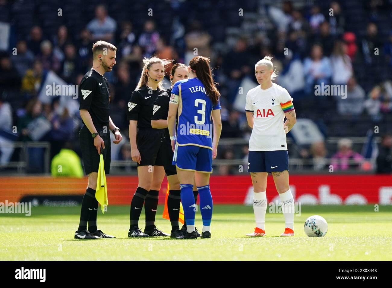 Tottenham Hotspur's Bethany England (à droite) avec Sam Tierney de Leicester City devant la demi-finale de la Coupe Adobe Women's FA Cup au Tottenham Hotspur Stadium, à Londres. Date de la photo : dimanche 14 avril 2024. Banque D'Images