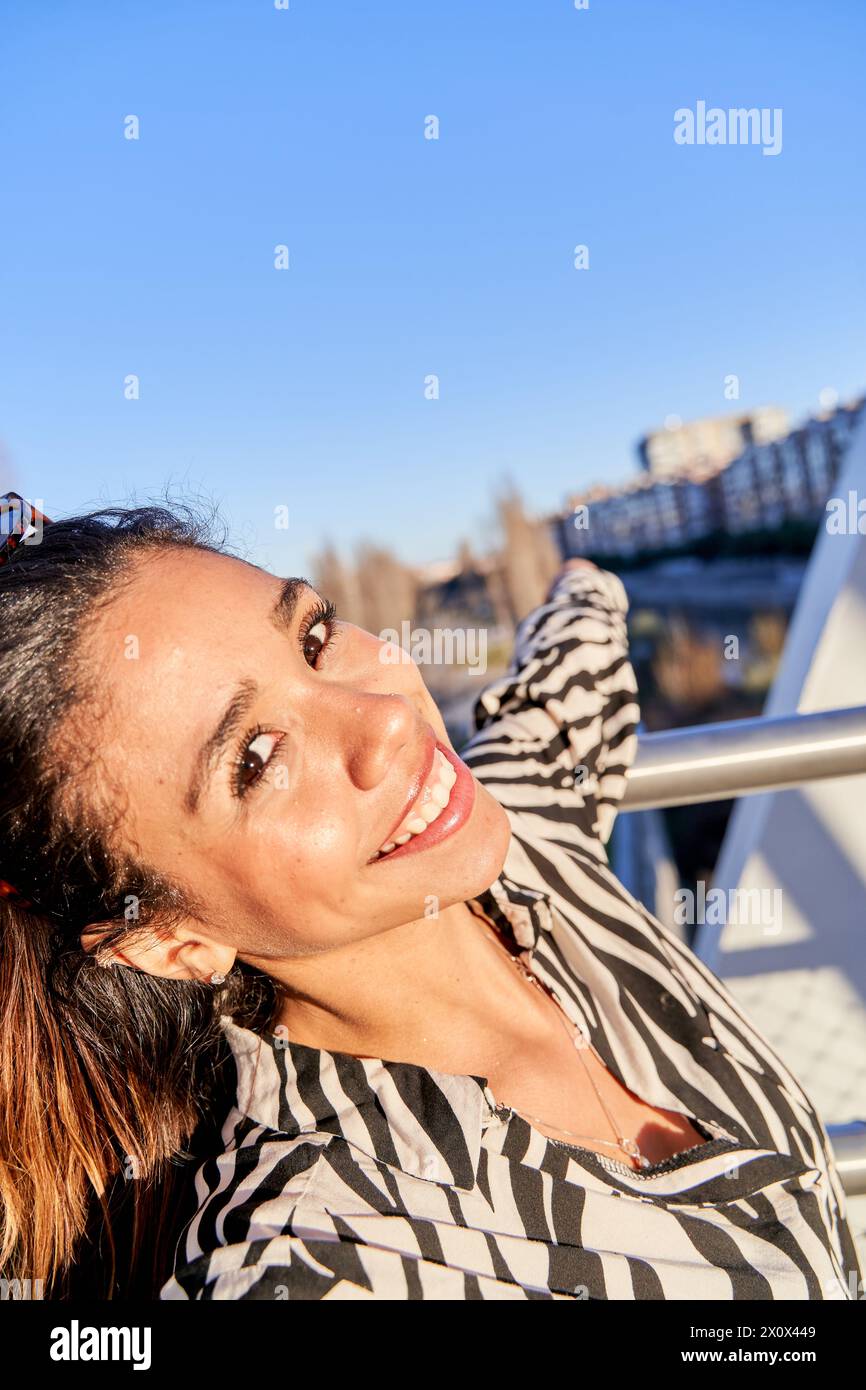 selfie d'un jeune voyageur latina montrant la ville à la main Banque D'Images