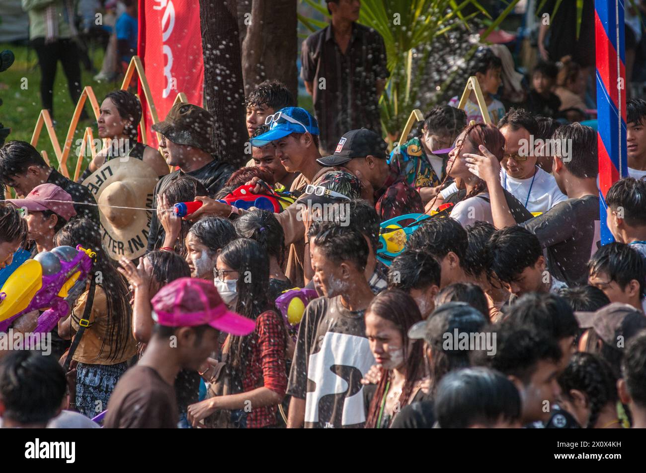 Talc poudre / poudre de bébé frottis et combat de pistolet à eau pendant le festival du nouvel an cambodgien. Wat Phnom, Phnom Penh, Cambodge. © Kraig Lieb Banque D'Images