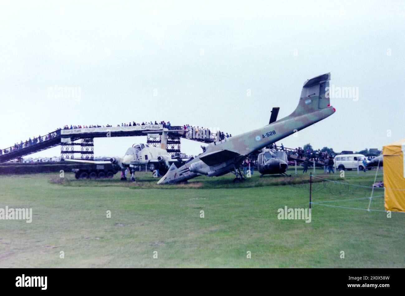 La guerre des Malouines a endommagé l'avion FMA IA-58 Pucara de l'armée de l'air Argentine et l'hélicoptère Bell UH-1 Iroquois ramenés au Royaume-Uni et exposés à l'extérieur du musée de l'aviation militaire à Middle Wallop, Hampshire, Royaume-Uni en 1986. Capturé 'butin de guerre'. Trouvé par les forces britanniques à l'aérodrome de Port Stanley dans les Malouines A-528 rejoint une quantité d'articles expédiés au Royaume-Uni après le conflit. Plus tard réparé et exposé au Norfolk and Suffolk Aviation Museum, Flixton, Royaume-Uni Banque D'Images