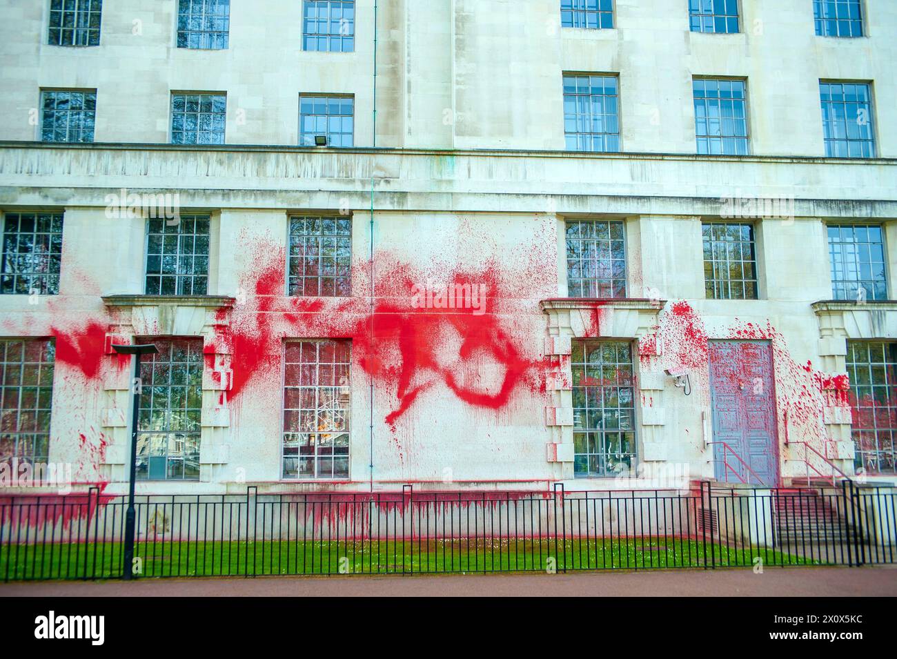 Londres, Royaume-Uni, 13 avril 2024 le bâtiment du Ministère de la Défense du Ministère de la Défense du Ministère de la Défense recouvert de peinture rouge par le groupe d'action palestinien Youth Demand le 10 avril 2024. Banque D'Images
