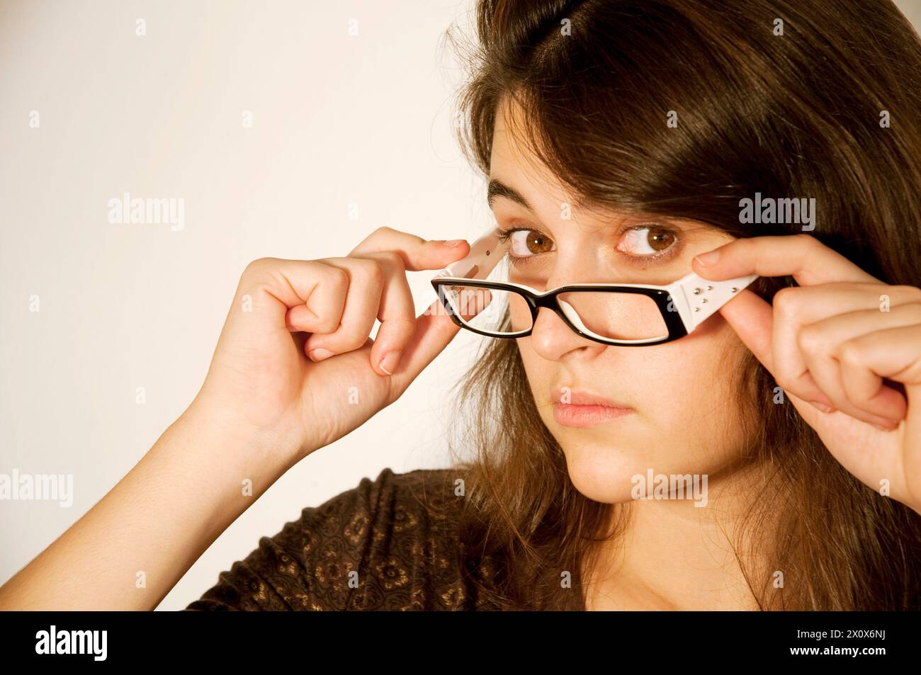Jeune femme portant des lunettes, regardant la caméra. Banque D'Images