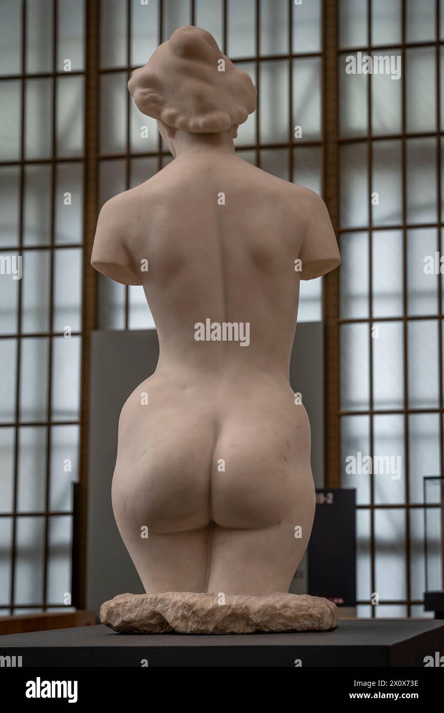 Paris, France - 04 12 2024 : Musée d'Orsay. Sculpture en marbre Jeunesse sculptée par Aristide Maillol Banque D'Images