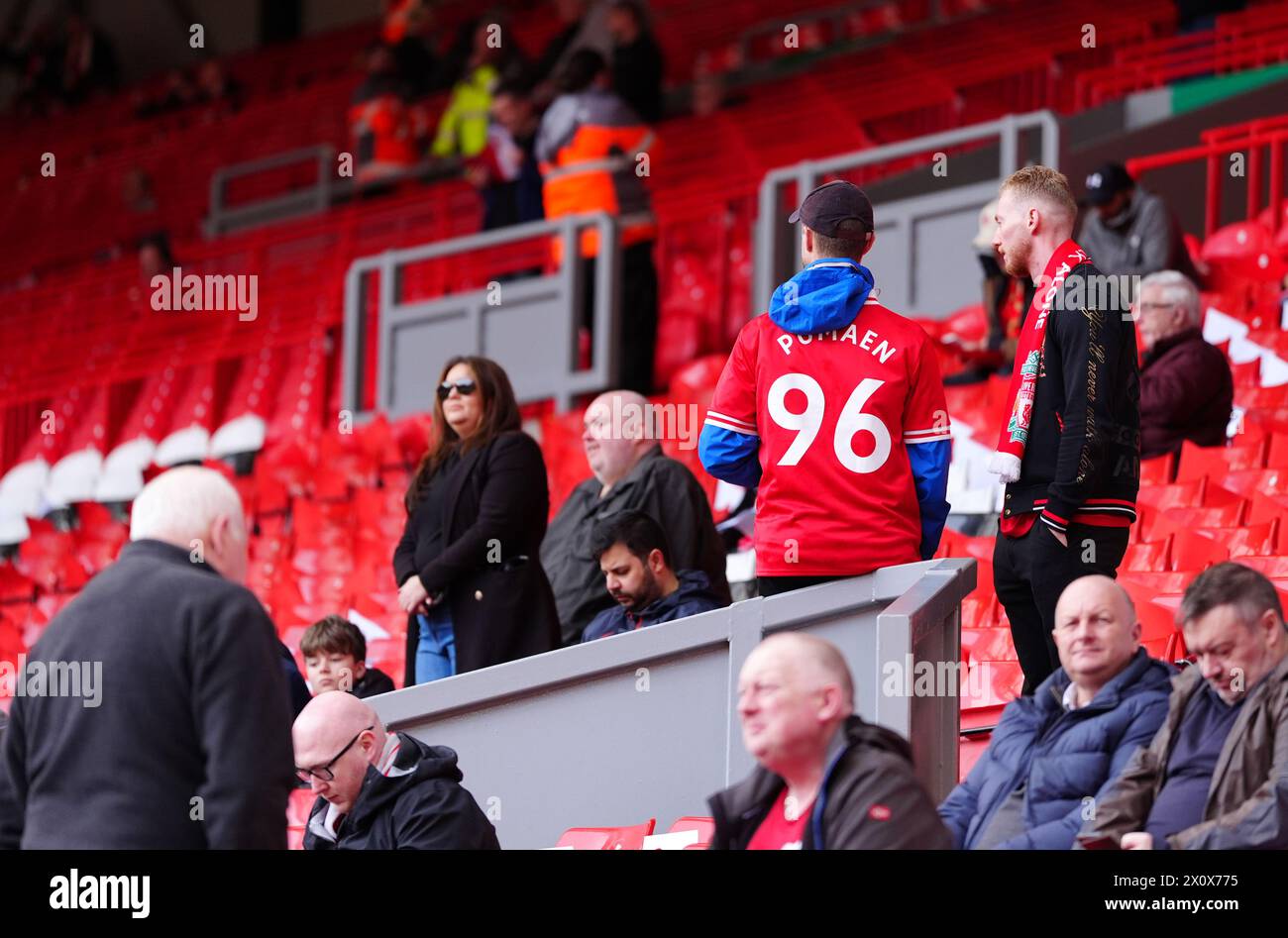 Un fan de Liverpool dans les gradins porte un strip de 96, pour le nombre initial de victimes de la catastrophe de Hillsborough, avant le match de premier League à Anfield, Liverpool. Date de la photo : dimanche 14 avril 2024. Banque D'Images