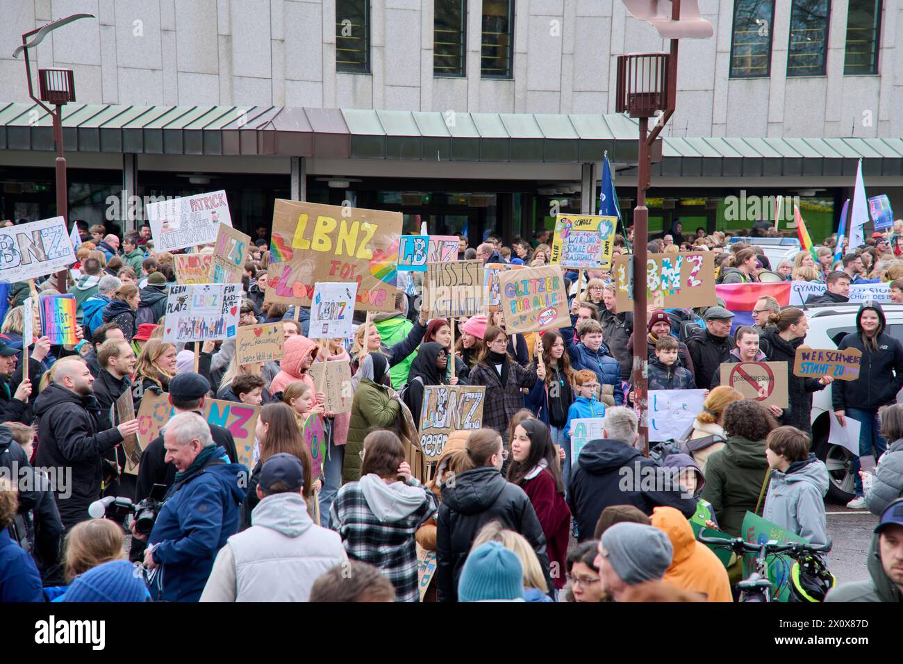 VOR dem Essener Aalto Theater trafen sich am Samstag den 16. März 2024 hunderte von Schülern und demonstrierten unter dem Moto 'Schule bleibt bunt - d Banque D'Images