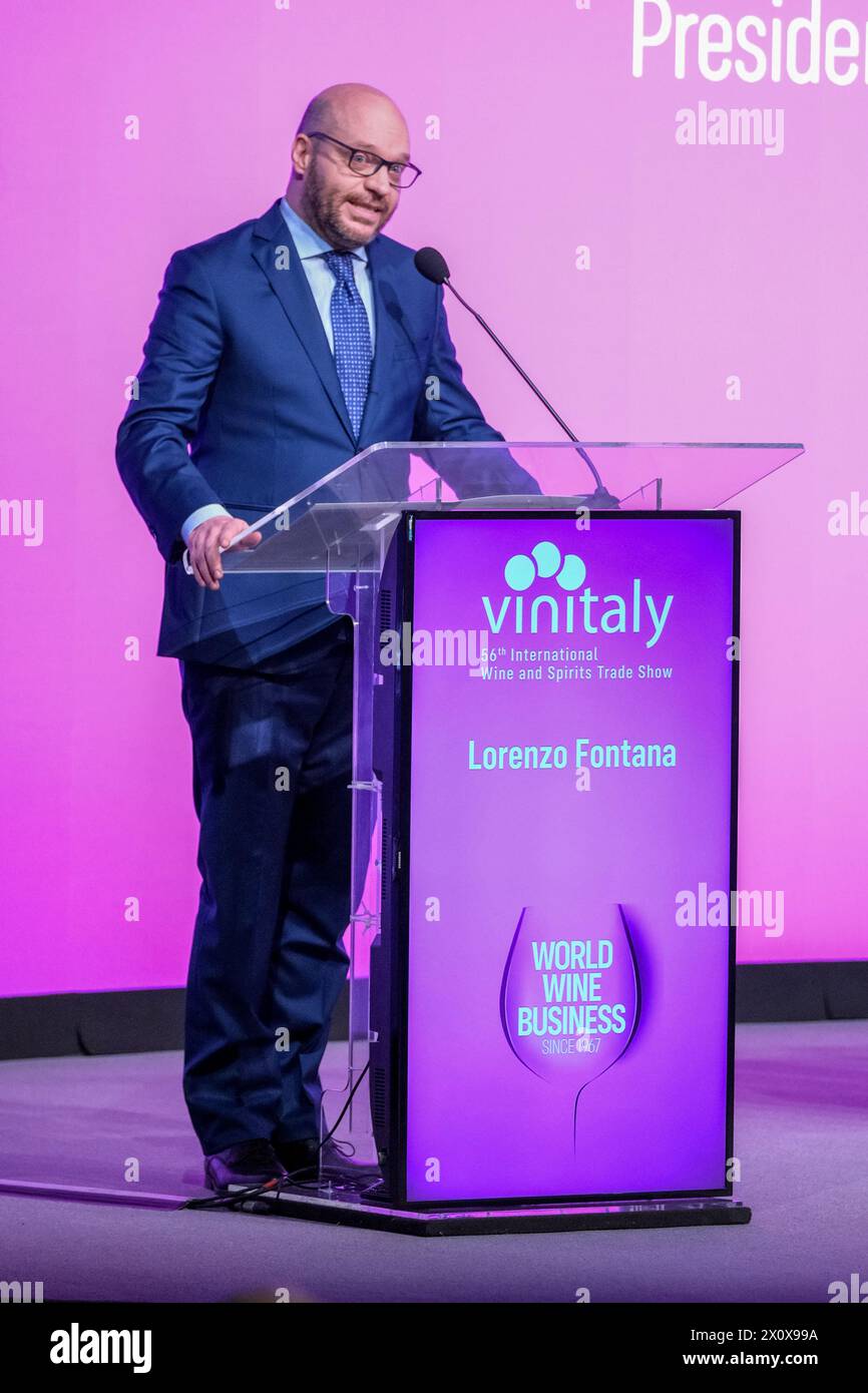 Lorenzo Fontana, président italien des chambres, assiste à la cérémonie d'ouverture de la 56e édition de Vinitaly, une exposition internationale de vins et spiritueux, à la foire de Vérone, en Italie, le 14 avril 2024. (Photo de Roberto Tommasini/NurPhoto) Banque D'Images