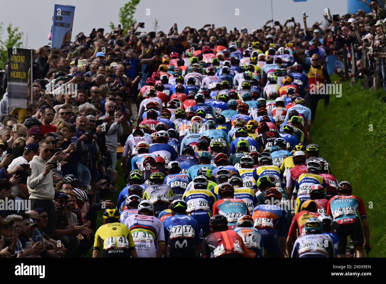 Valkenburg, pays-Bas. 14 avril 2024. Le peloton de coureurs photographié en action lors de la course cycliste d'une journée d'élite masculine 'Amstel Gold Race', 253, à 6 km de Maastricht à Valkenburg, pays-Bas, dimanche 14 avril 2024. BELGA PHOTO DIRK WAEM crédit : Belga News Agency/Alamy Live News Banque D'Images