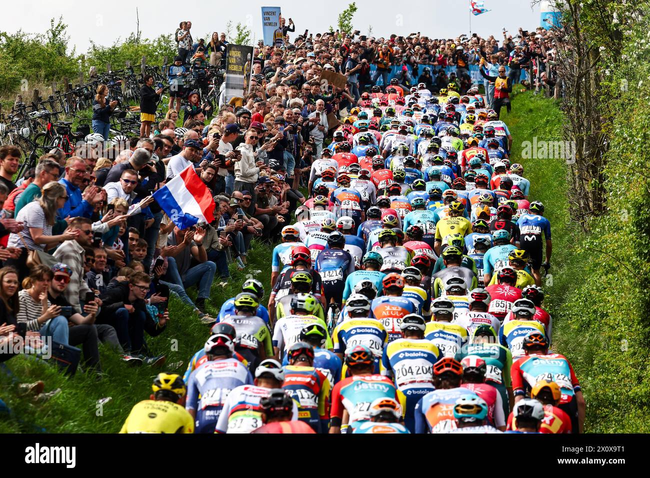 GULPEN - escalade du Gulperberg lors de l'Amstel Gold Race 2024 le 14 avril 2024 à Gulpen, pays-Bas. Cette course cycliste d'une journée fait partie de l'UCI WorldTour. ANP VINCENT JANNINK Banque D'Images