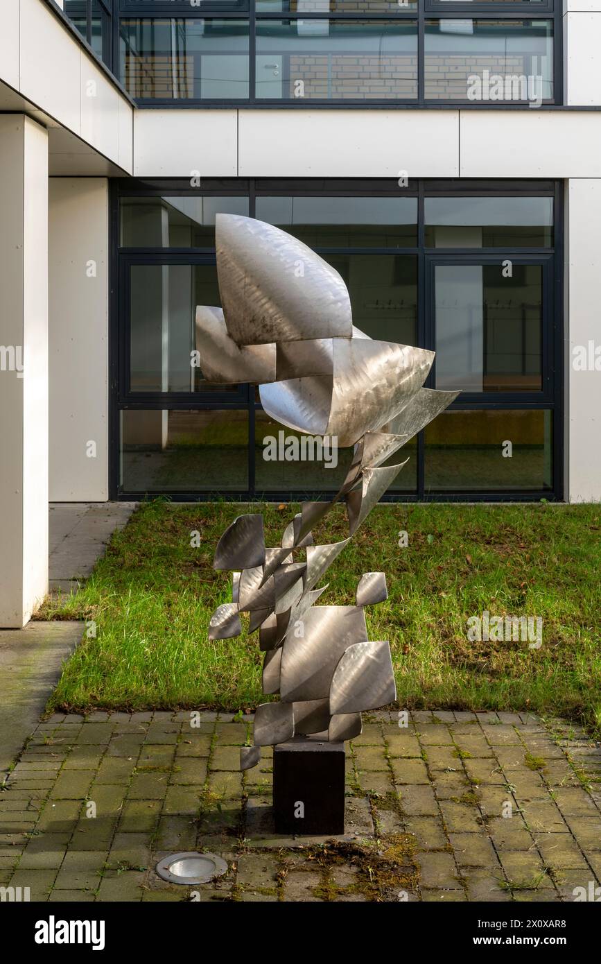 Krefeld, Kunst im öffentlichen Raum : Will Brüll : „Aufwirbelnde“ Berufskolleg der Kaufmannsschule, 1967, Objekt-Nummer 52 Banque D'Images