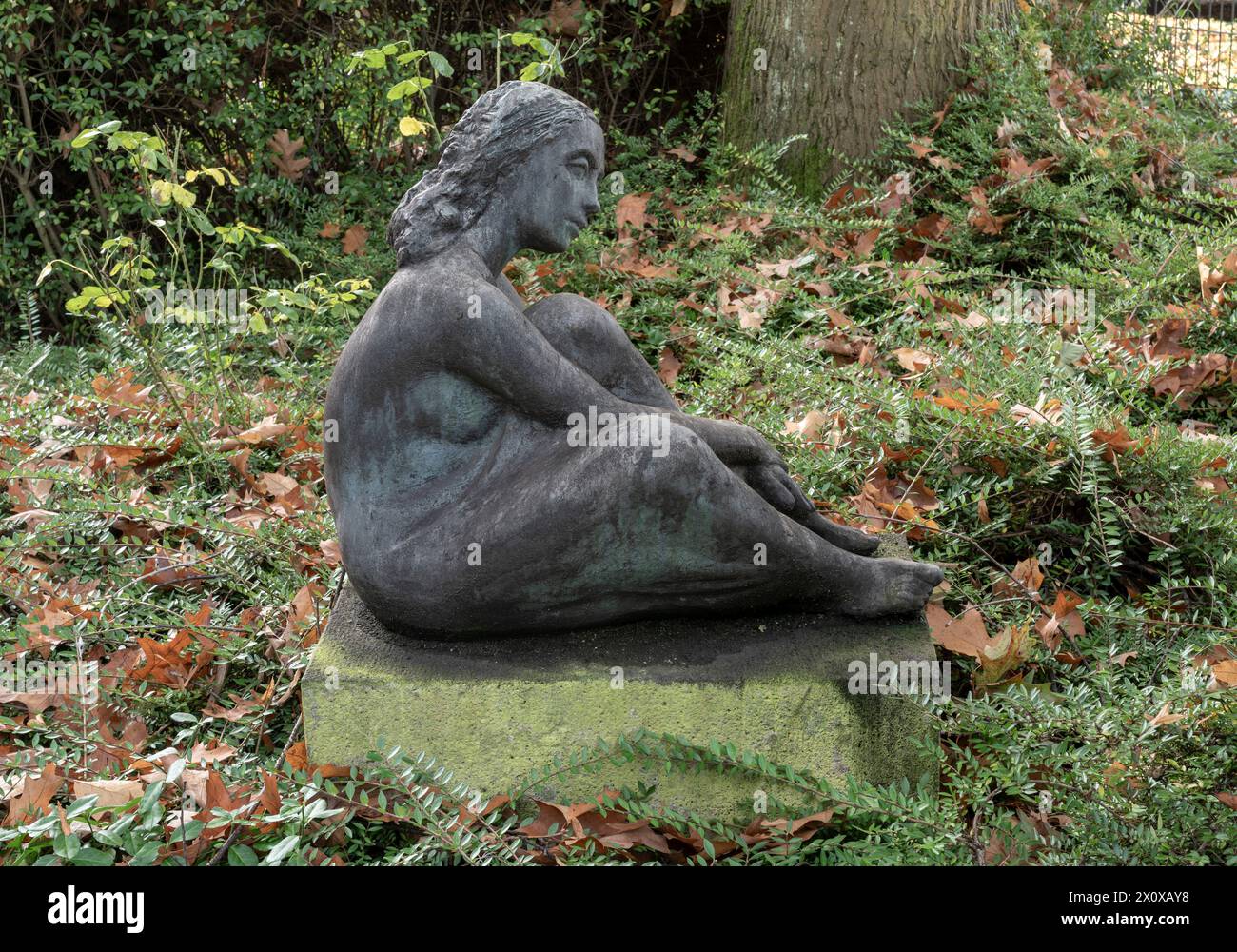 Krefeld, Kunst im öffentlichen Raum : Theo Ackermann, ruhendes Mädchen, ehem. Schwesternwohnheim, 1958, Objekt-Nummer 13 Banque D'Images