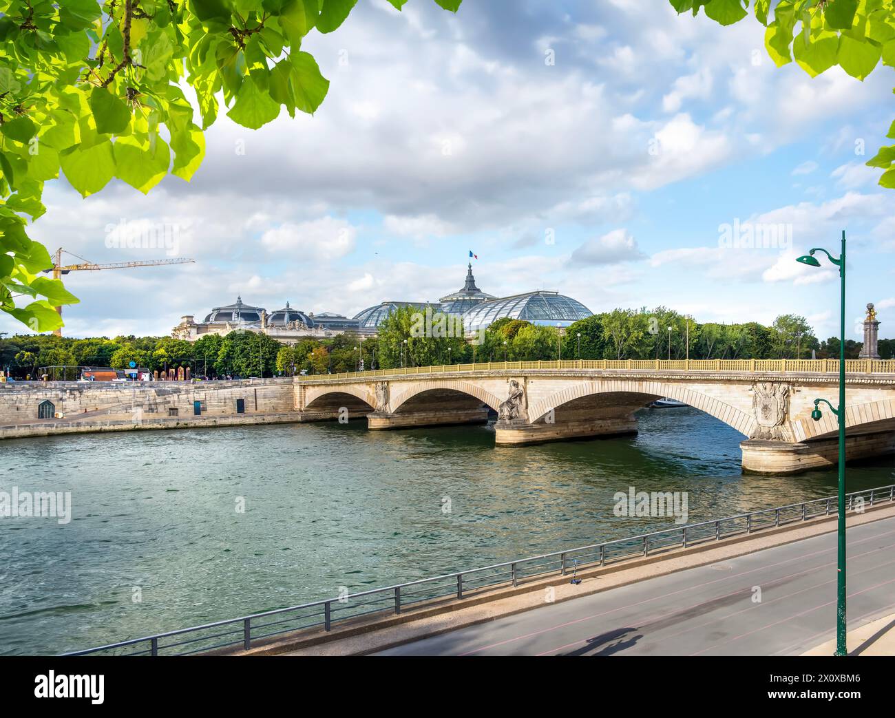 Vue depuis le Pont Alexandre III à Paris, France Banque D'Images