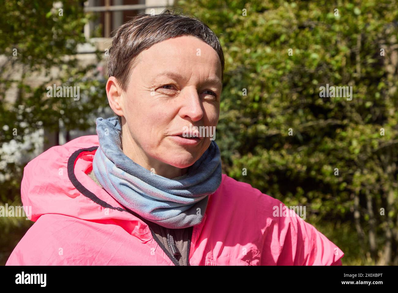 14 avril 2024, Schleswig-Holstein, Lübeck : Stephanie Lüning, artiste de performance, donne une interview. En raison du vent fort, une action de l’artiste prévue en début d’après-midi a été reportée au soir. Lünning veut inonder la place en face de l'Holstentor avec de la mousse dans le cadre de l'exposition 'Hello Lübeck'. Elle a déjà mené des actions similaires au Centre Pompidou à Paris et dans des espaces publics à Londres. L'action est le prélude à l'exposition en transition à la Kunsthalle préparée Annen. Photo : Georg Wendt/dpa Banque D'Images