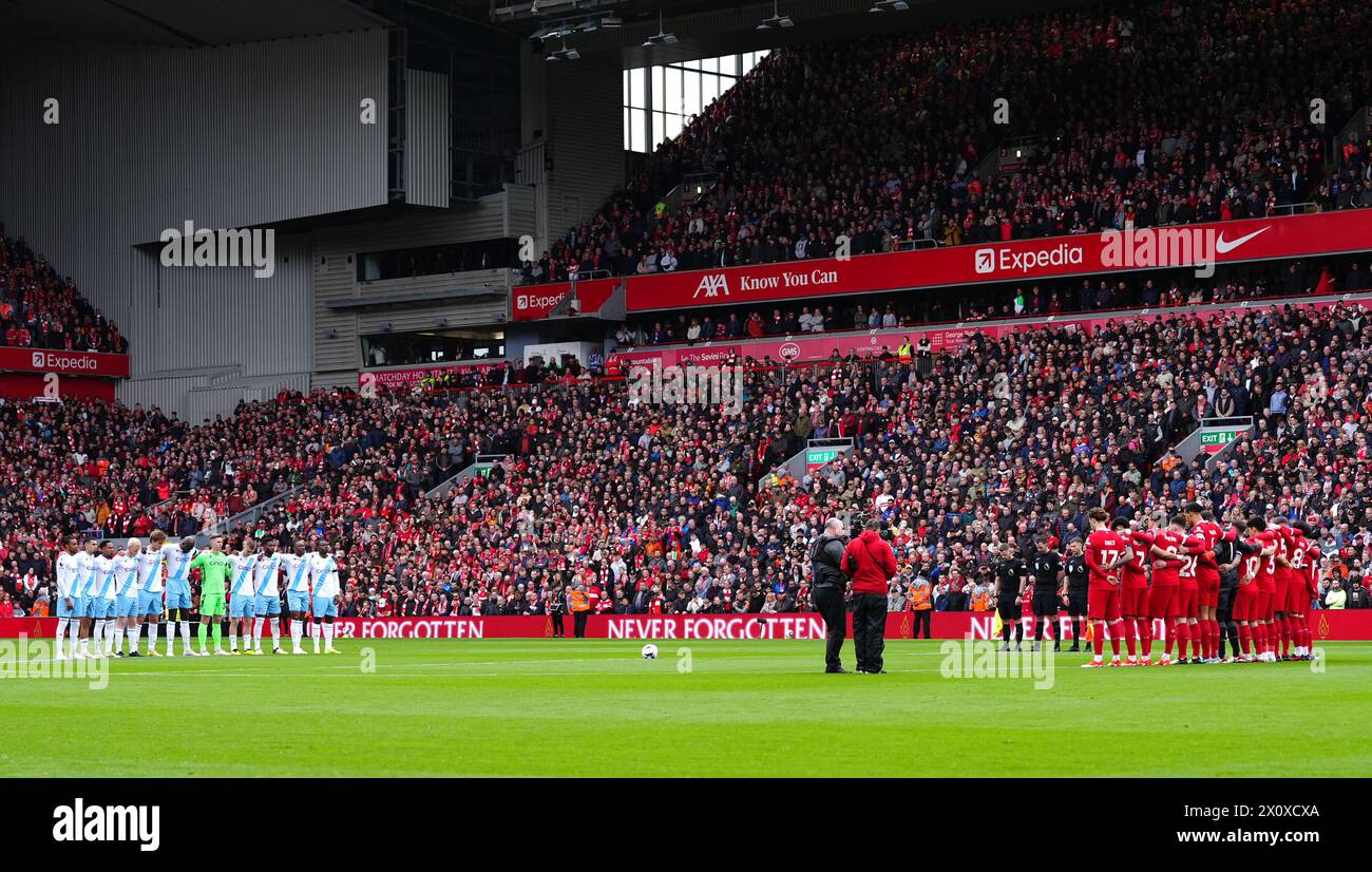 Les joueurs observent une minute de silence pour les victimes de la catastrophe de Hillsborough avant le match de premier League à Anfield, Liverpool. Date de la photo : dimanche 14 avril 2024. Banque D'Images