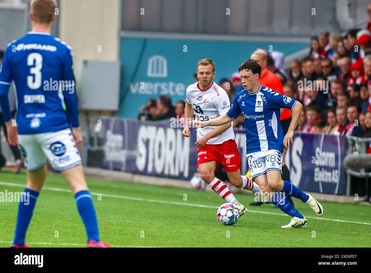 Fredrikstad, Norvège, 13 avril 2024. Sondre Ørjasæter de Sarpsborg 08 sur le ballon dans le match Eliteserien entre Fredrikstad et Sarpsborg 08 au stade Fredrikstad. Crédit : Frode Arnesen/Alamy Live News Banque D'Images