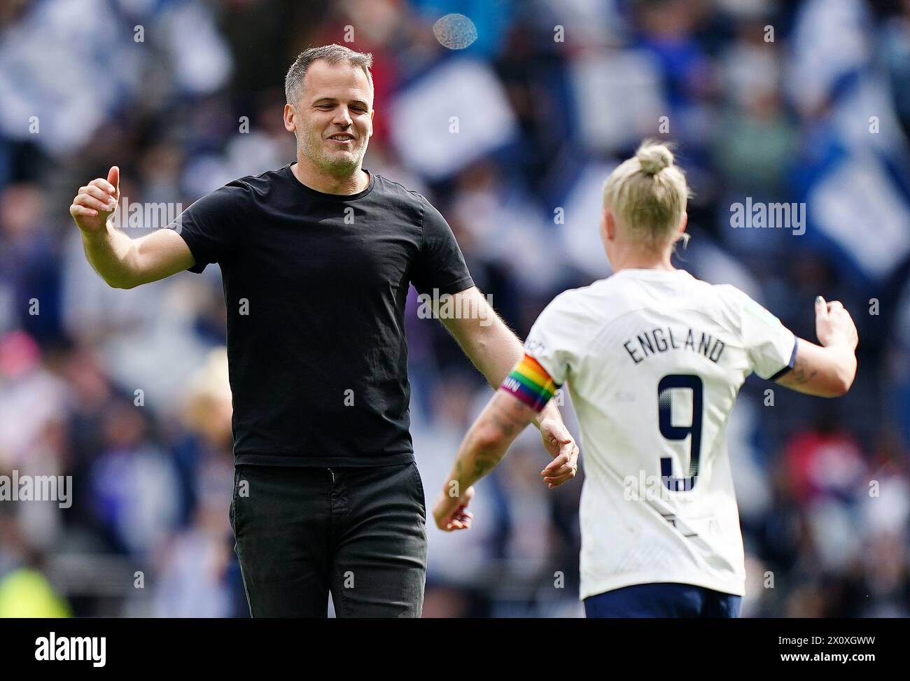 Bethany England de Tottenham Hotspur et son manager Robert Vilahamn font la fête après la demi-finale de la FA Cup féminine Adobe au Tottenham Hotspur Stadium de Londres. Date de la photo : dimanche 14 avril 2024. Banque D'Images