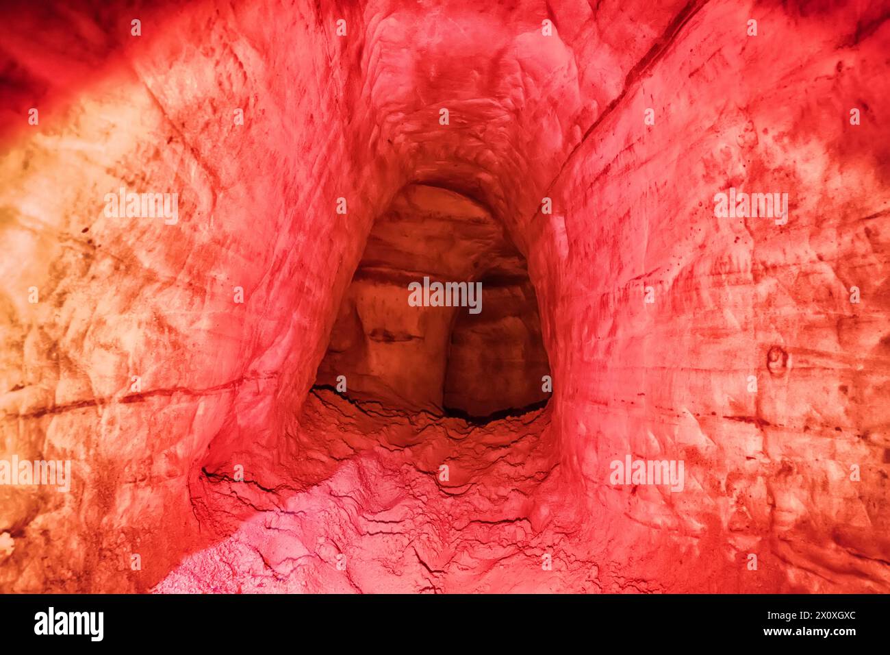 C'est le 150e anniversaire de la dérive minière de sable, grève Drive - Headway, tir dans les tons rouges et bleus pour les spelunkers (tourisme de grotte) Banque D'Images